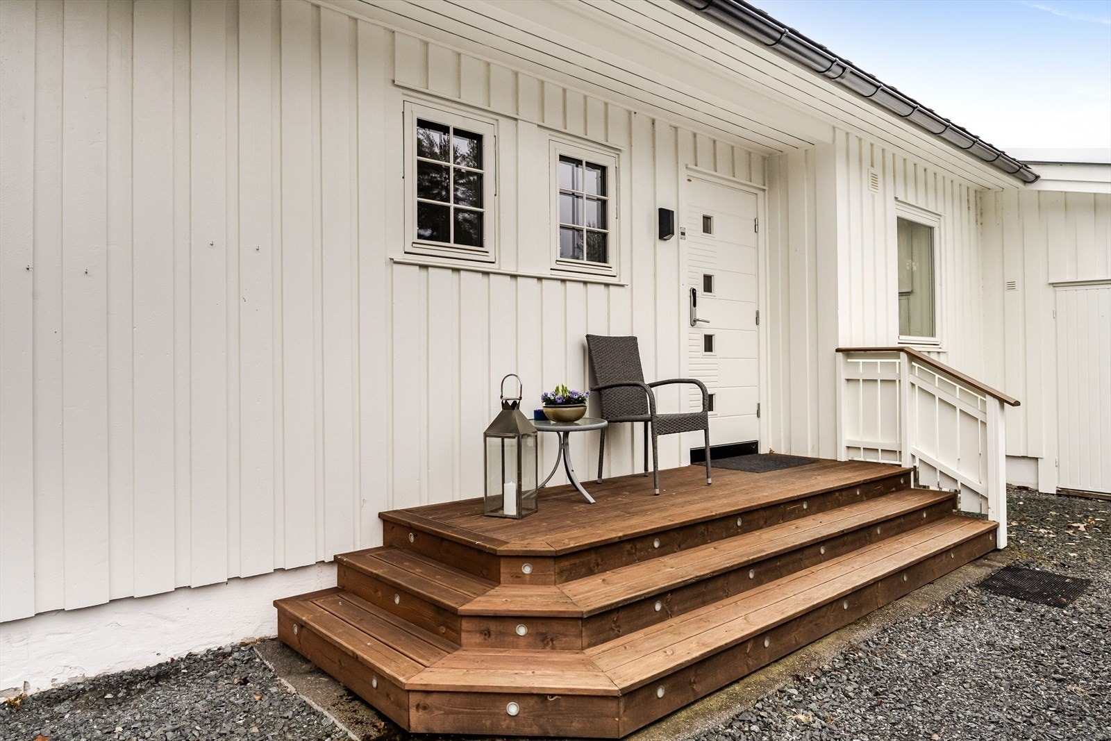 Tretrapp med integrerte lys fundamentert på asfalt ved inngangspartiet. Galleribilde