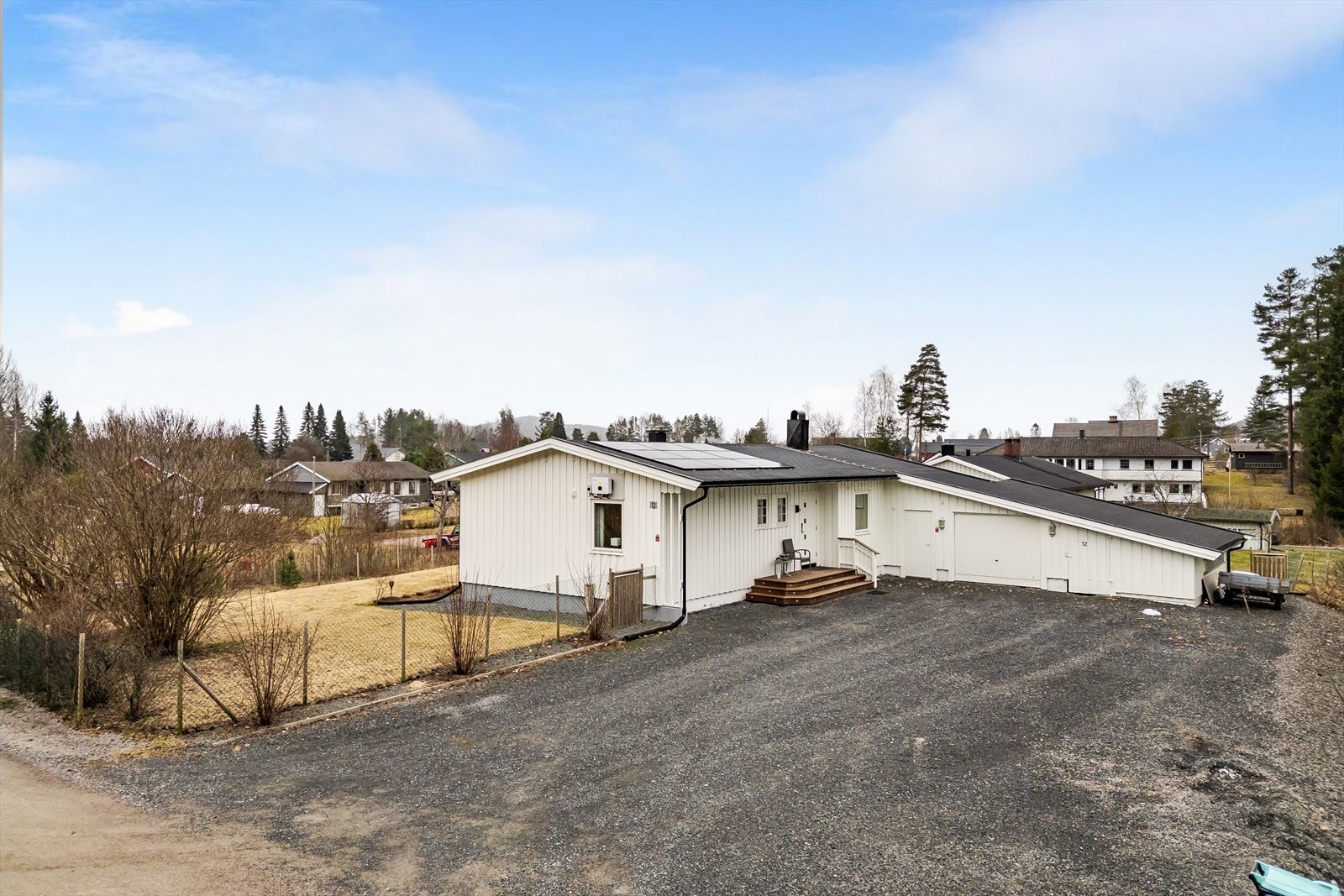 Eiendommen har en tomt på ca. 1 269,8 m². Denne ble masseutskiftet og gårdsplassen utvidet i 2022. Galleribilde