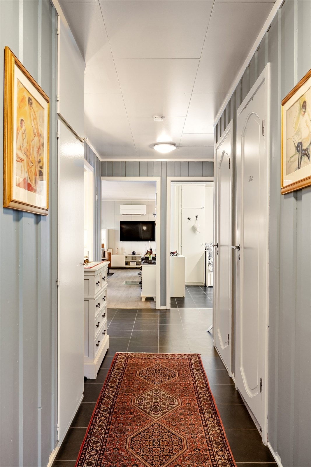 Plassbygd skap på venstre side og plass til oppbevaringsmøbel ved siden av. Galleribilde