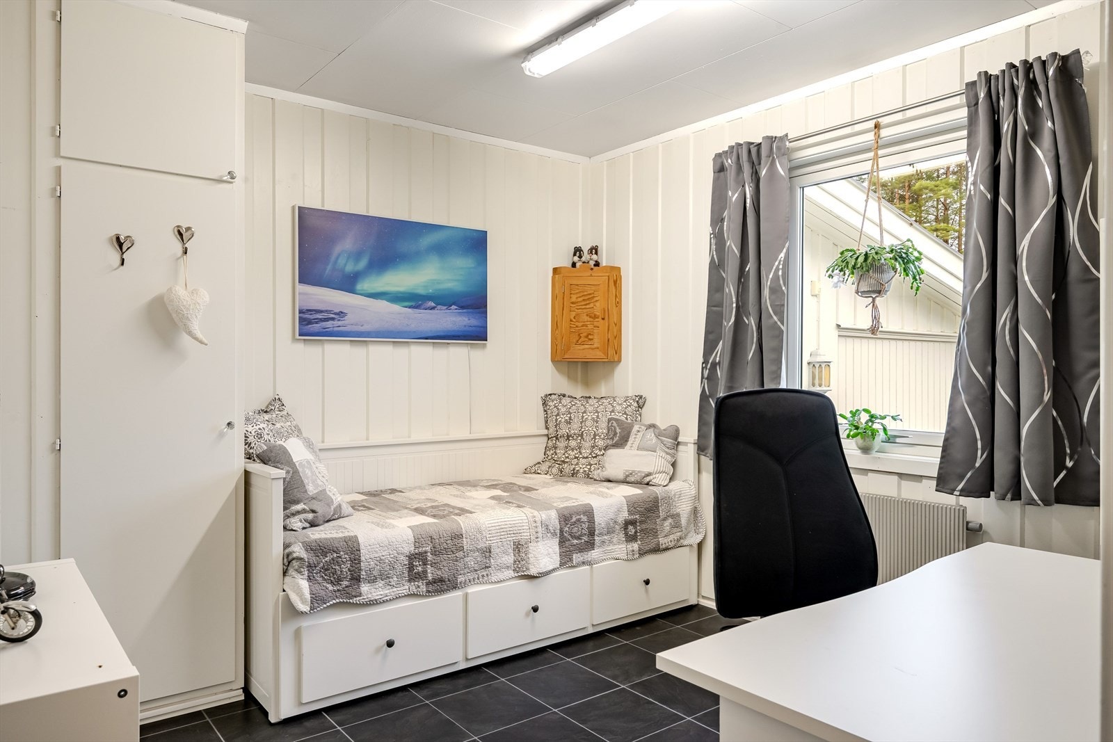 Soverommene har lyse overflater og god plass til det man trenger. Galleribilde