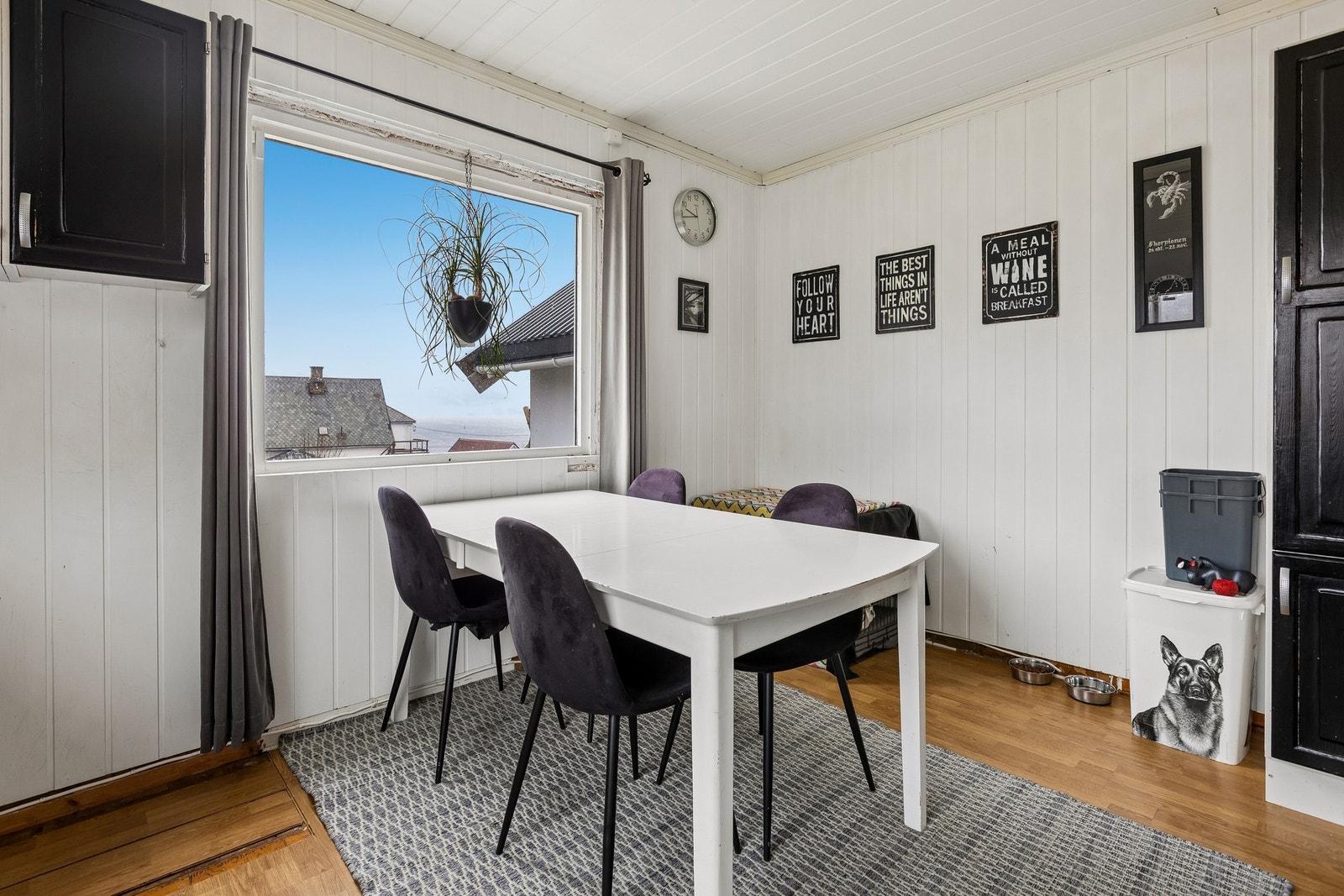 Koselig med froksotbord under vinduet Galleribilde