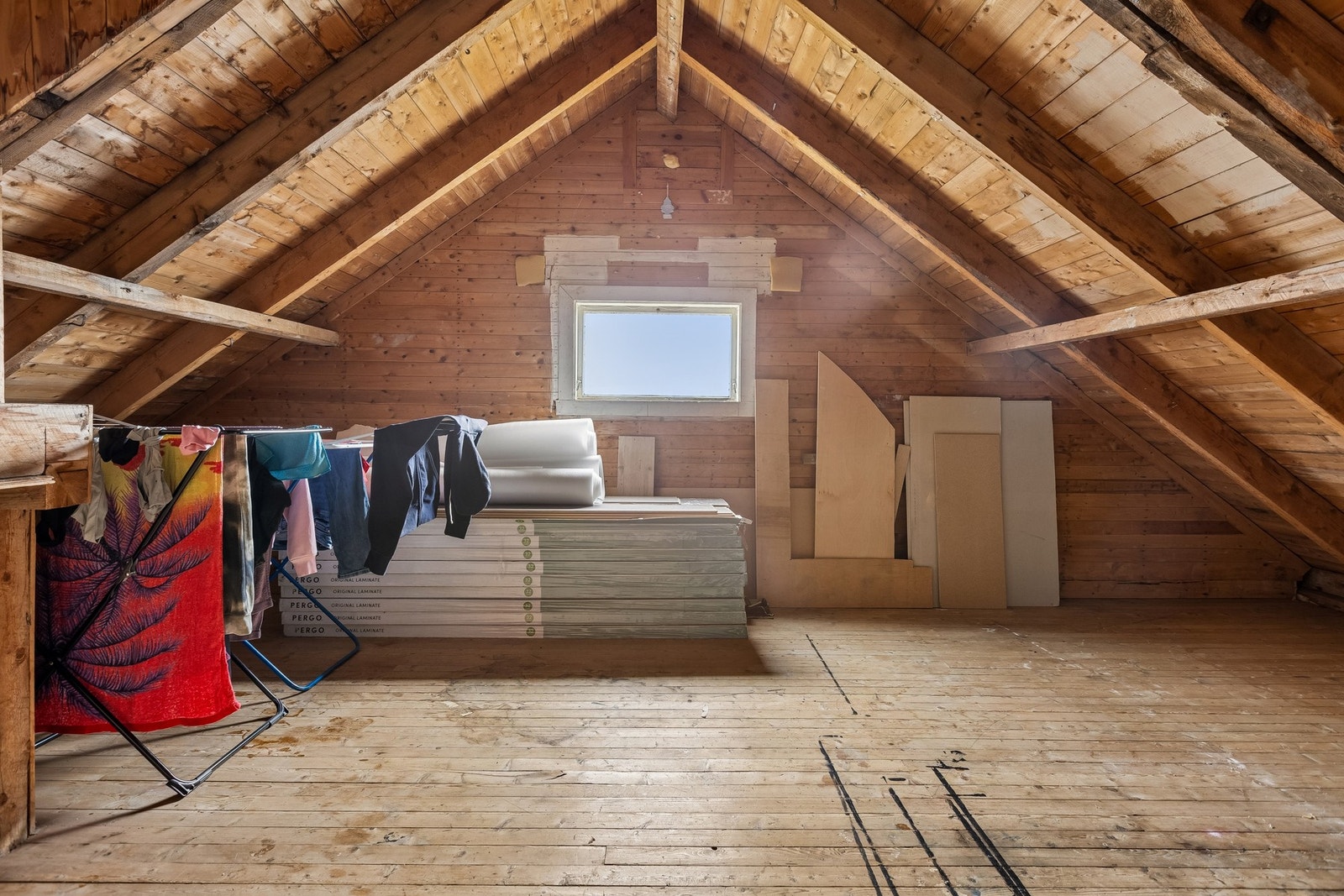 Loft med god lagringsplass. Kanskje flere bruksmuligheter? Galleribilde