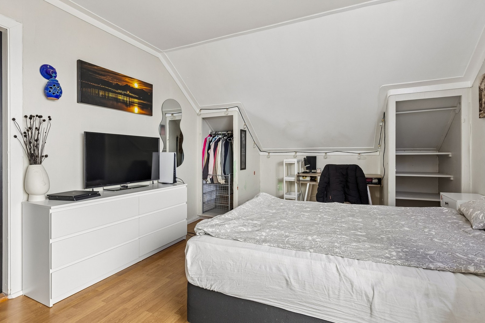 Soverom II med god plass til dobbelseng. Galleribilde