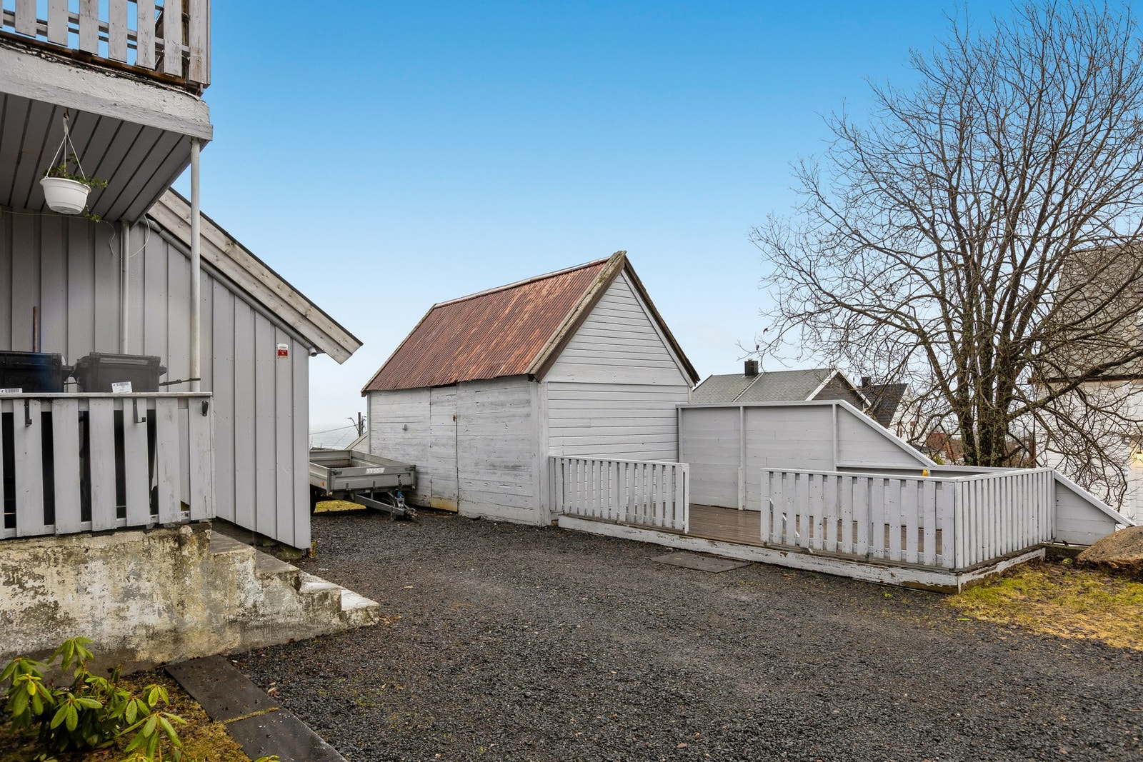 Uthus med platting. Galleribilde