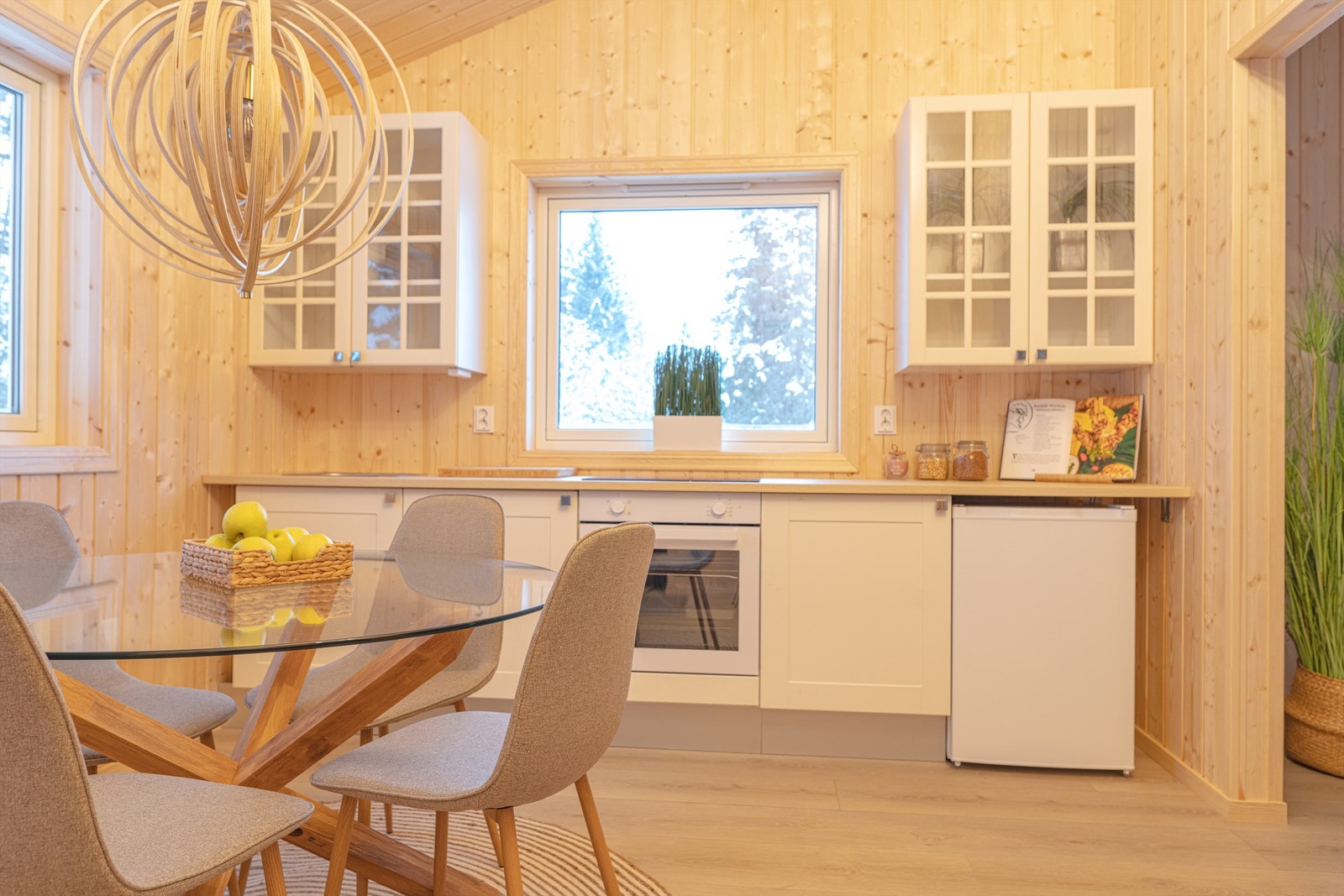 Lys innredning og greit med skap- og benkeplass Galleribilde