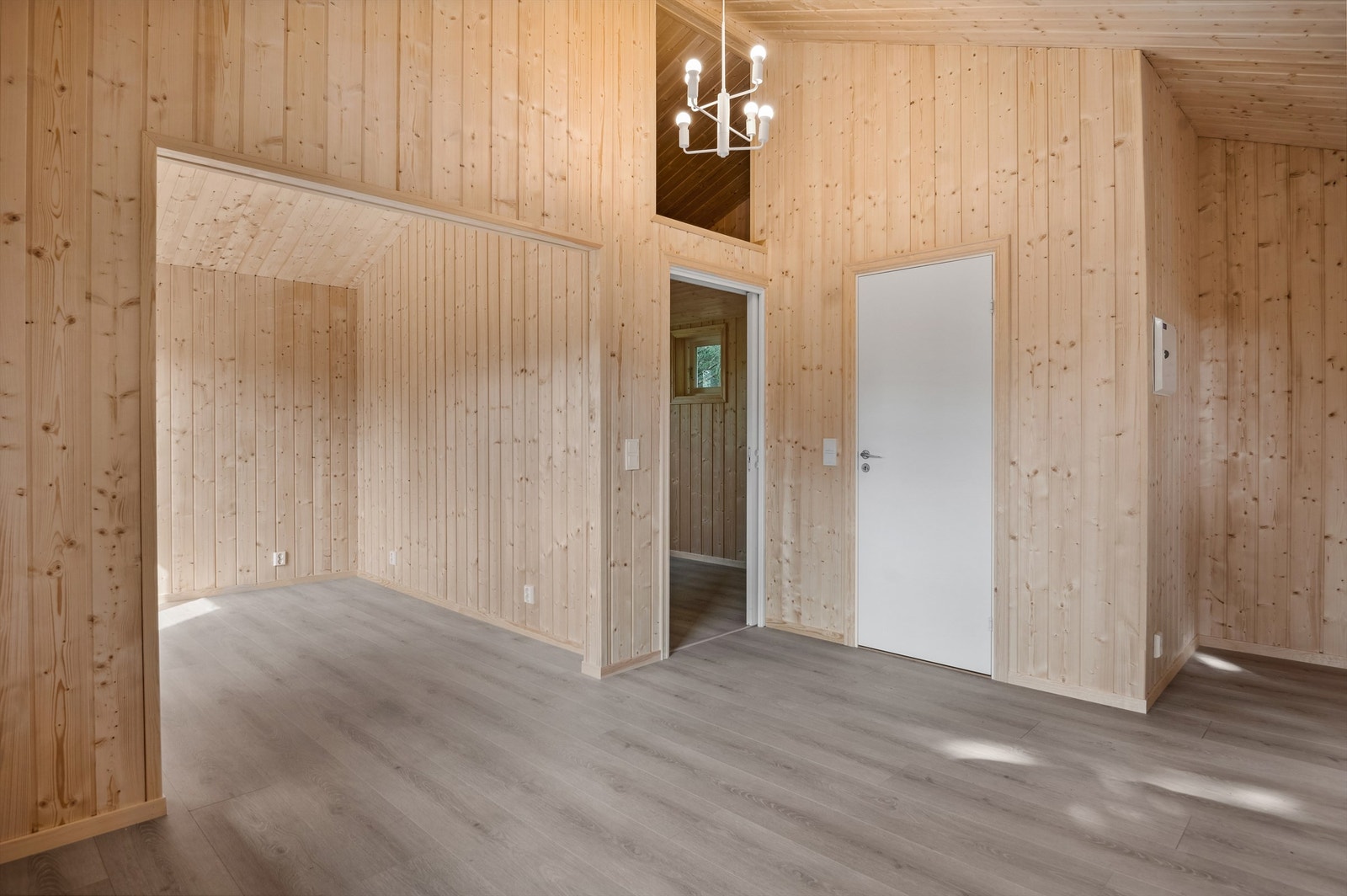 Hytta består av kjøkken, stue, soverom, hems, mulig våtrom/bad Galleribilde