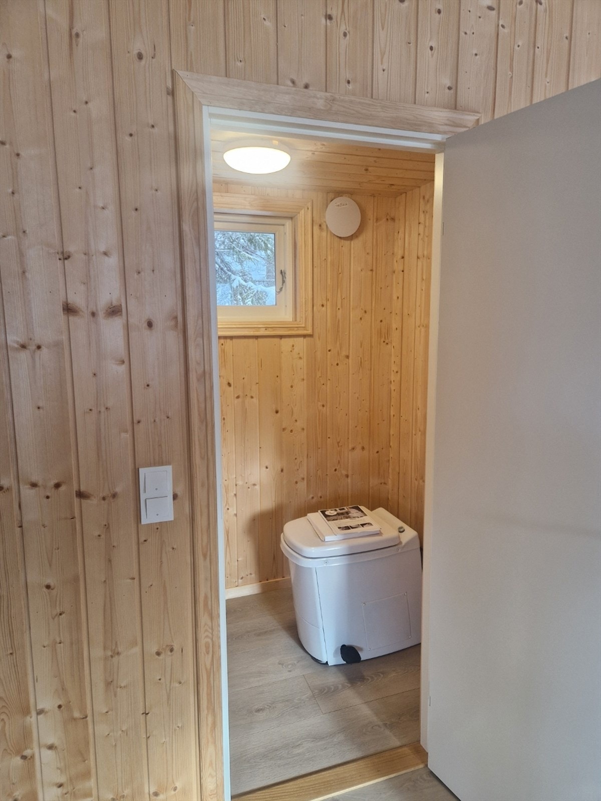 Hytta har praktisk forbrenningstoalett Galleribilde