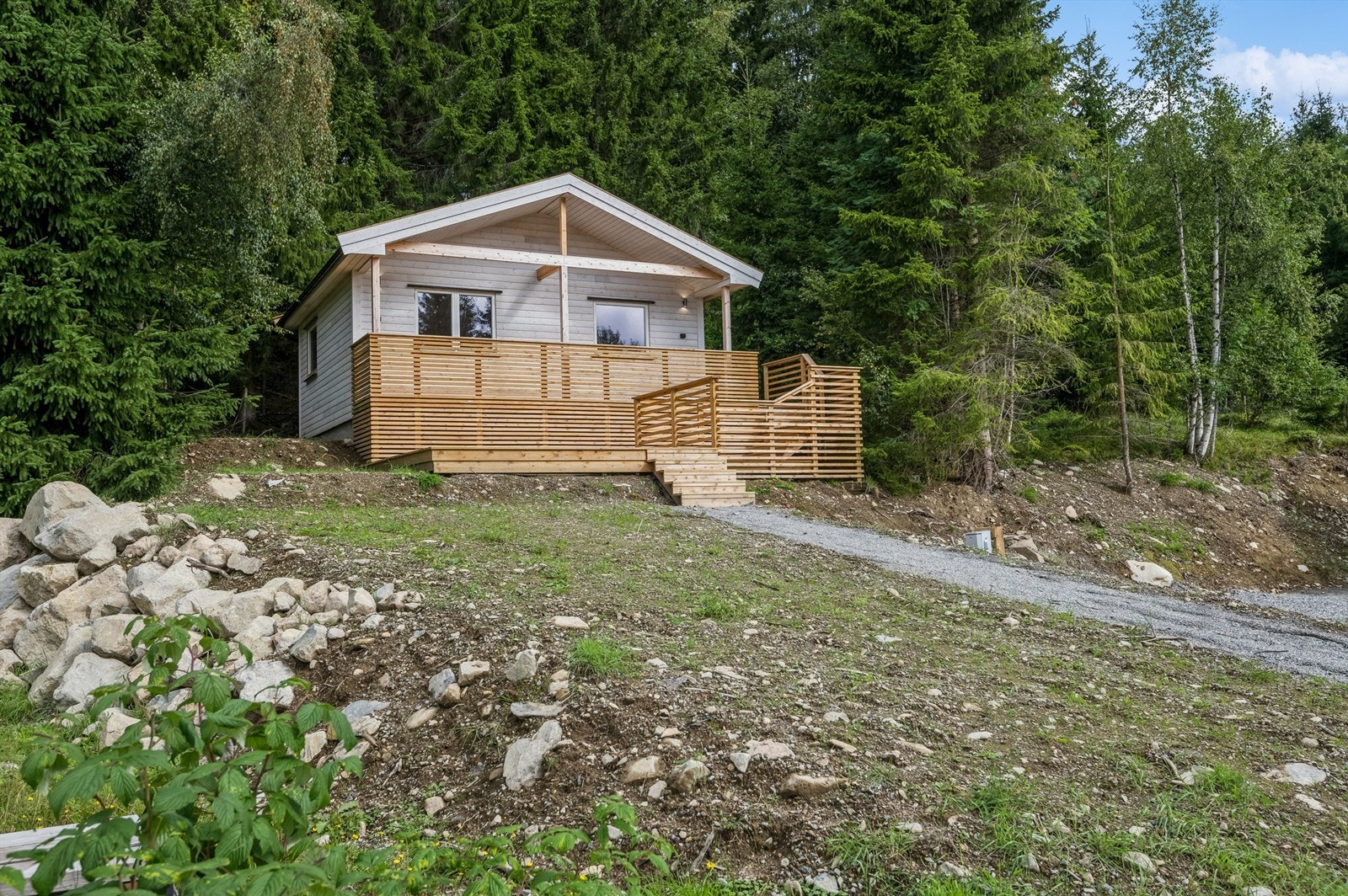 Hytta ligger lunt og fint til med fantastisk utsikt - Hytta er malt etter disse bildene er tatt. Galleribilde