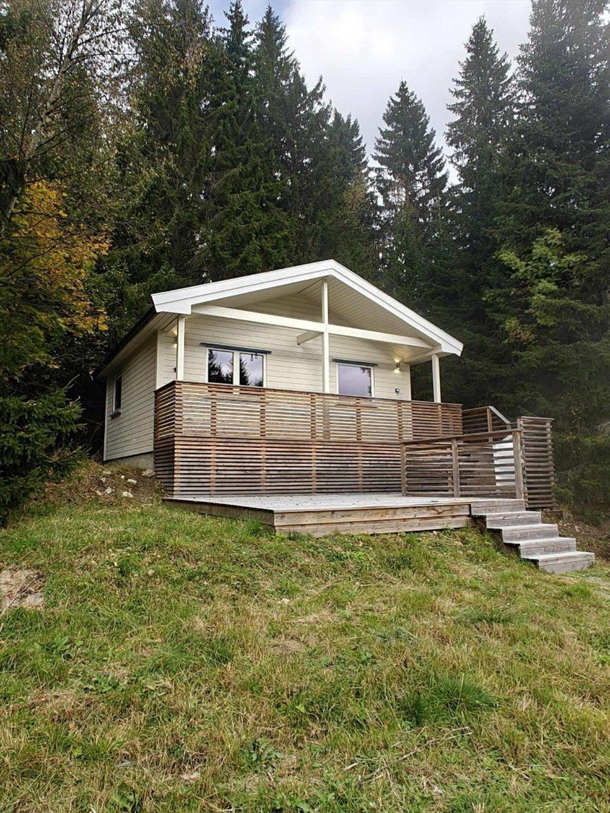 Velkommen til Brattlivegen 38 A - Hytta ligger lunt og fint til med fantastisk utsikt - Hytta har ny carport med tilhørende bod på ca. 6 kvm i bakkant. Galleribilde