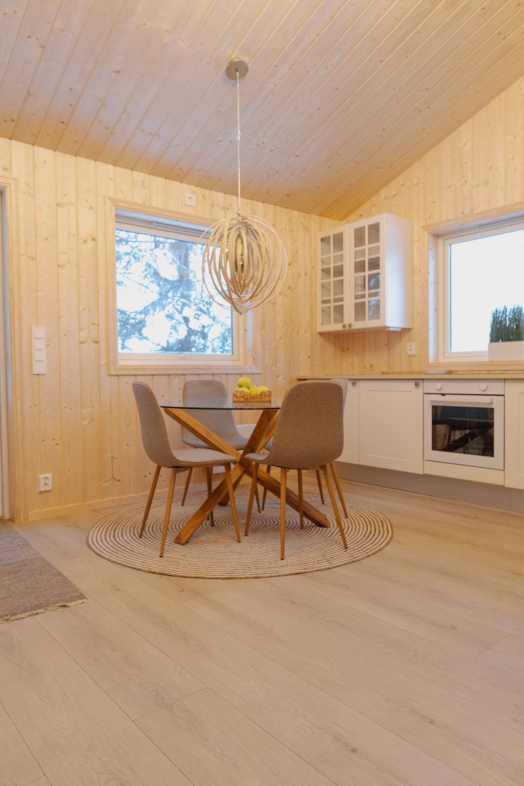 Hyggelig kjøkken med god plass til spisebord Galleribilde