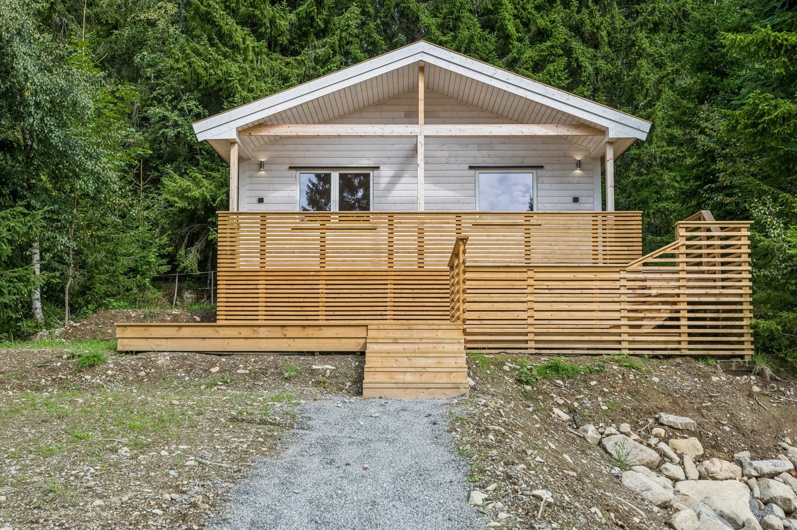 Koselig nybygget hytte med terrasse og flott beliggenhet! Hytta er malt etter disse bildene er tatt. Galleribilde