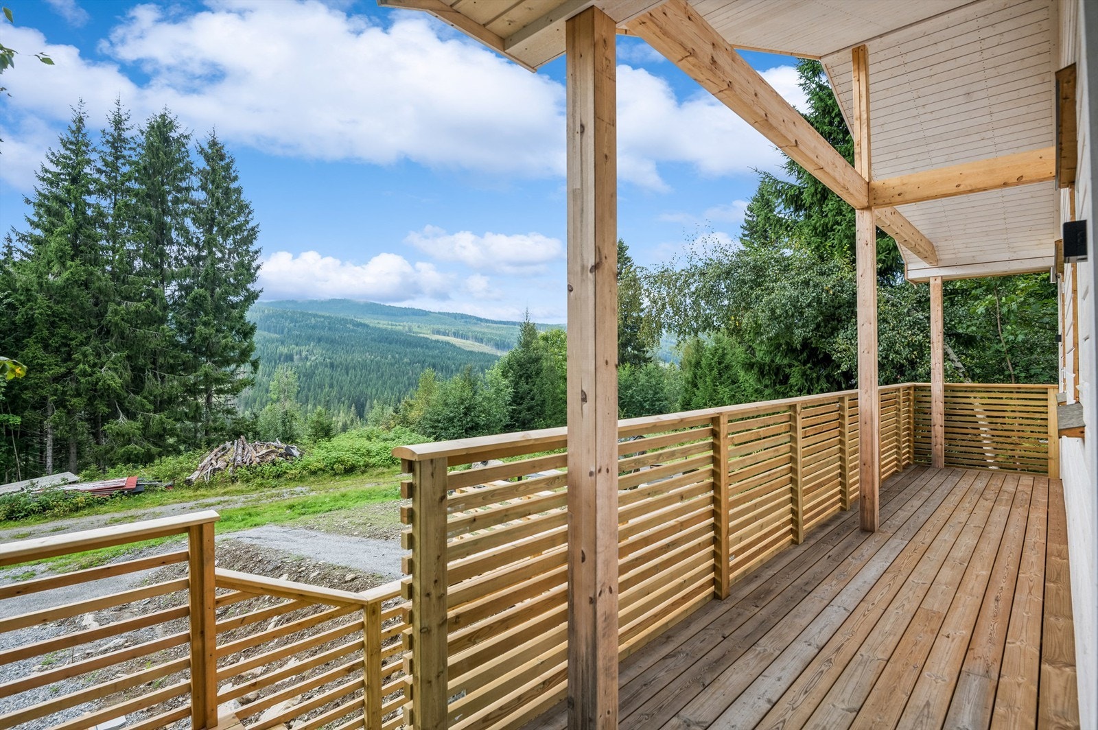 Hytta ligger i høyden og får en flott utsikt over området Galleribilde