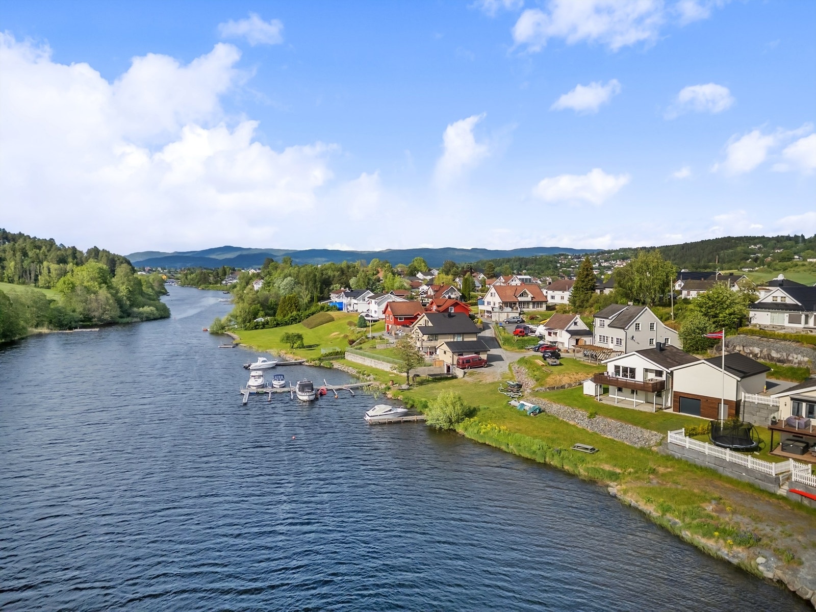 Beliggende kun ca. 1,5 km fra Vestfossen sentrum med jernbanestasjon Galleribilde