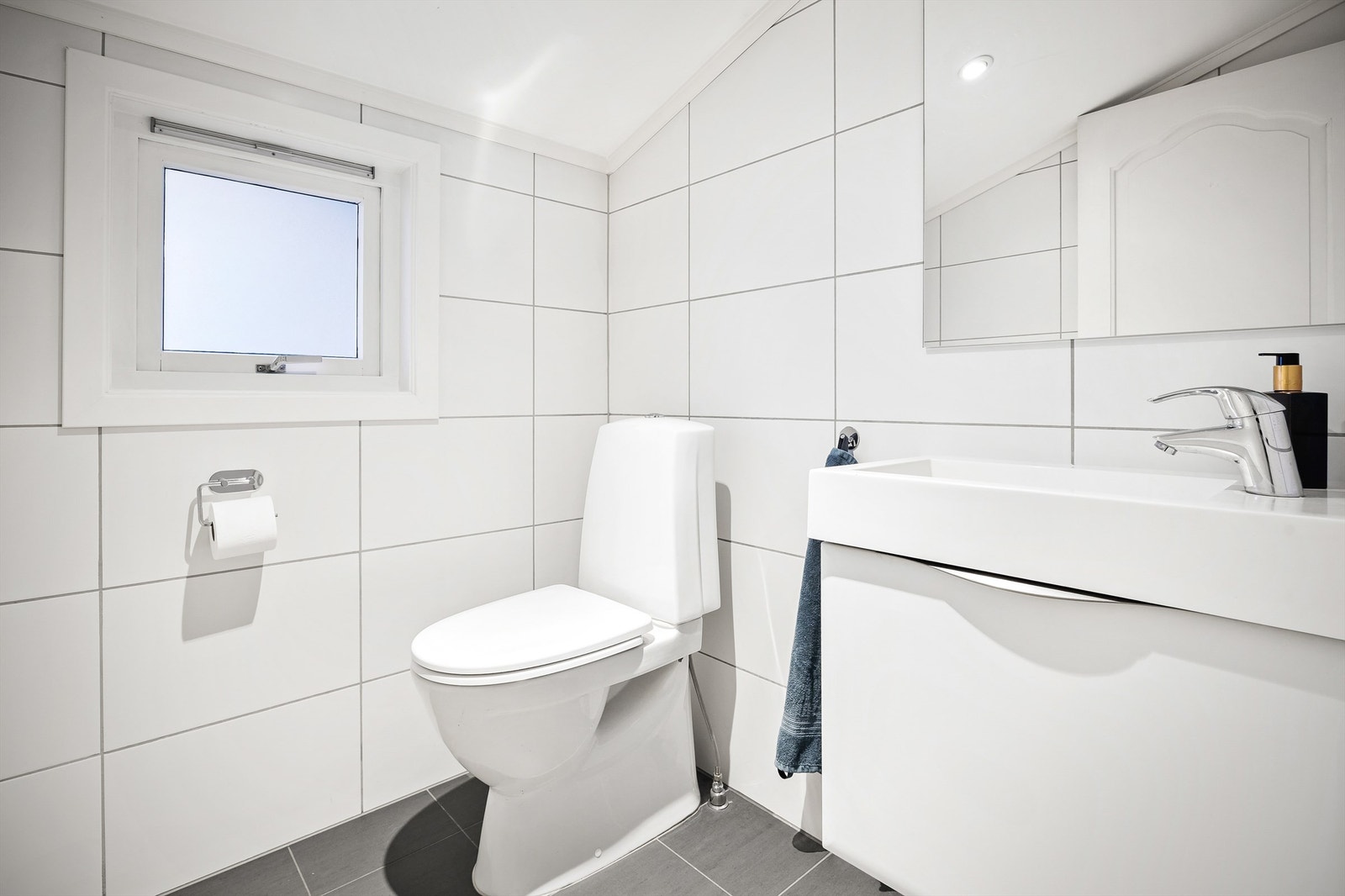 Praktisk wc-rom som ble oppgradert med overflater, innredning og inventar i 2014 Galleribilde