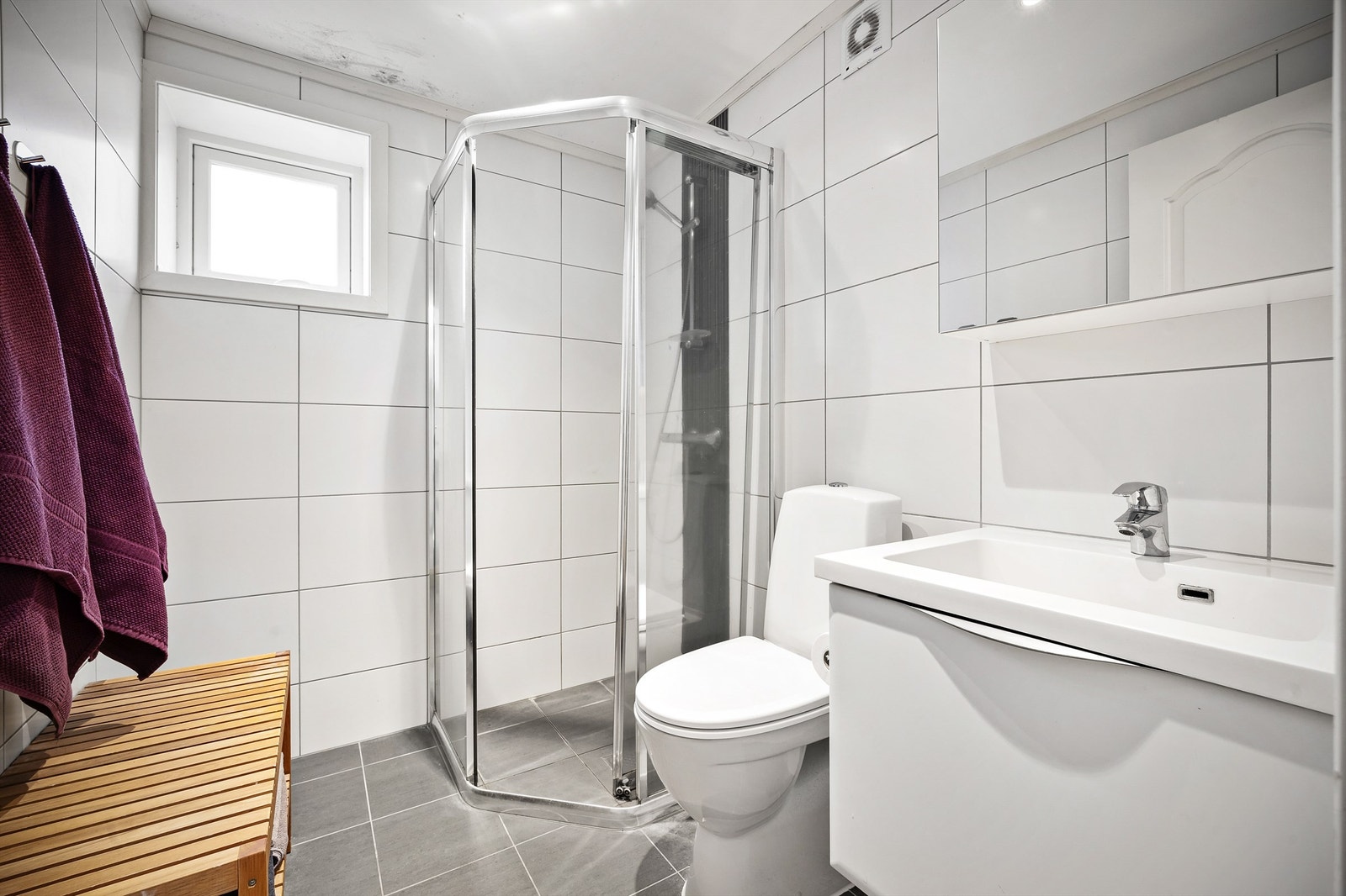 Pent bad i underetasjen som ble oppgradert med membran, overflater, innredning og inventar i 2014 Galleribilde