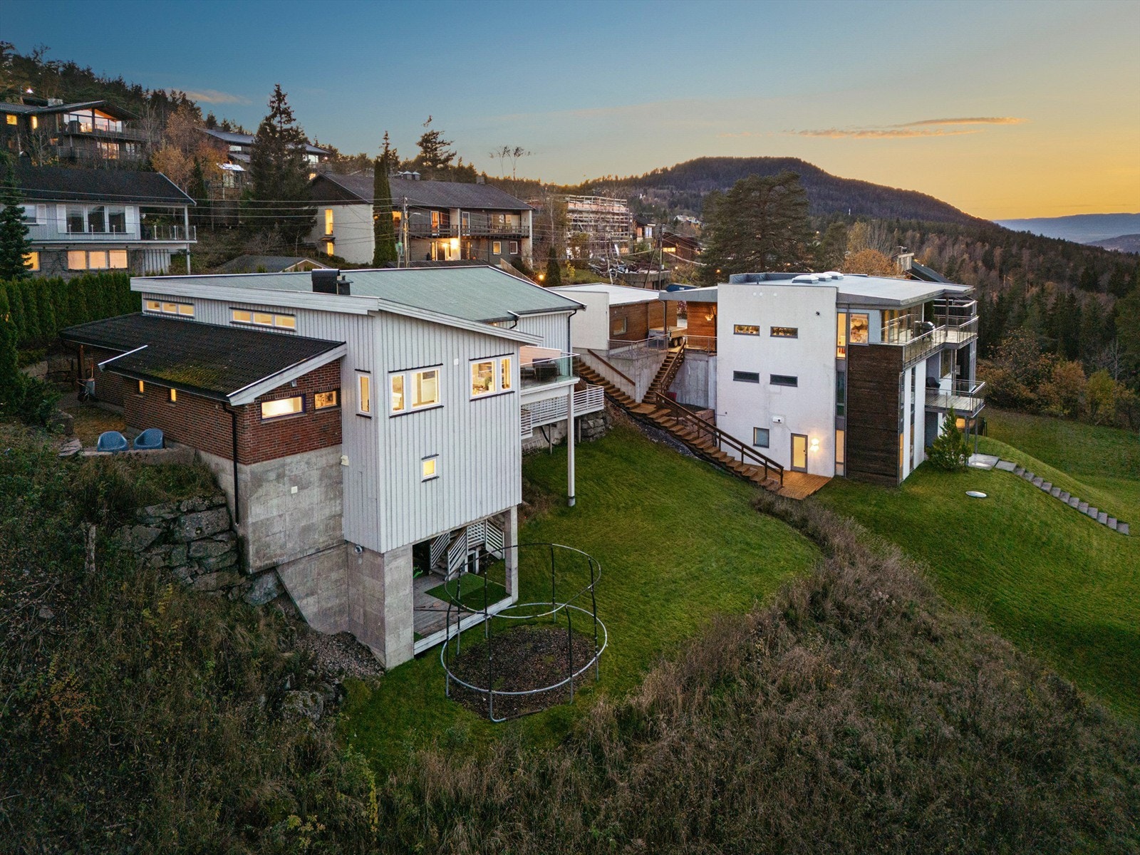 Boligen ligger fint til i et boligfelt som er meget barnevennlig og rolig Galleribilde