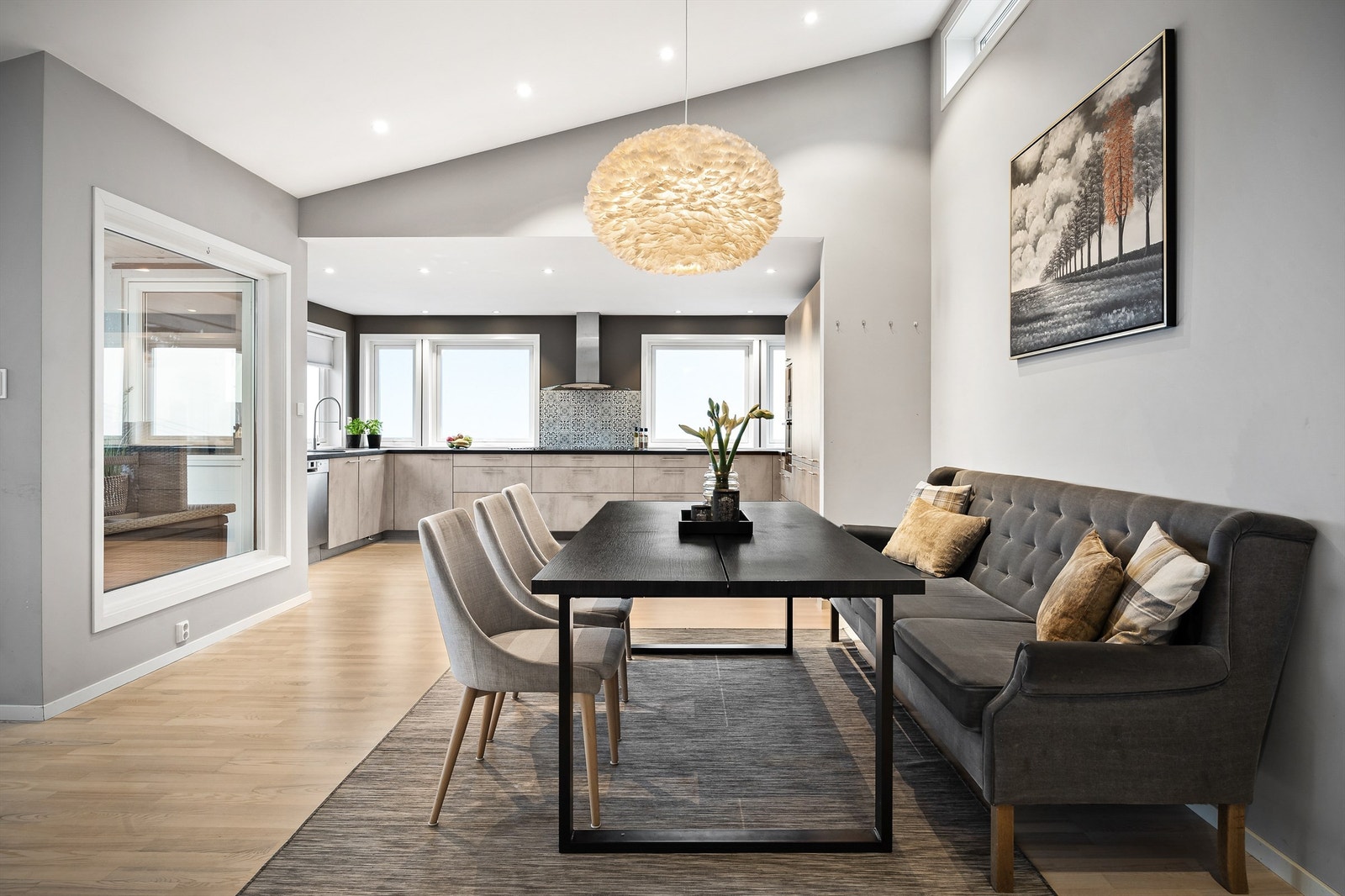 Stor familiebolig med 3 romslige soverom, flere stuer og barnevennlig beliggen
het. Galleribilde