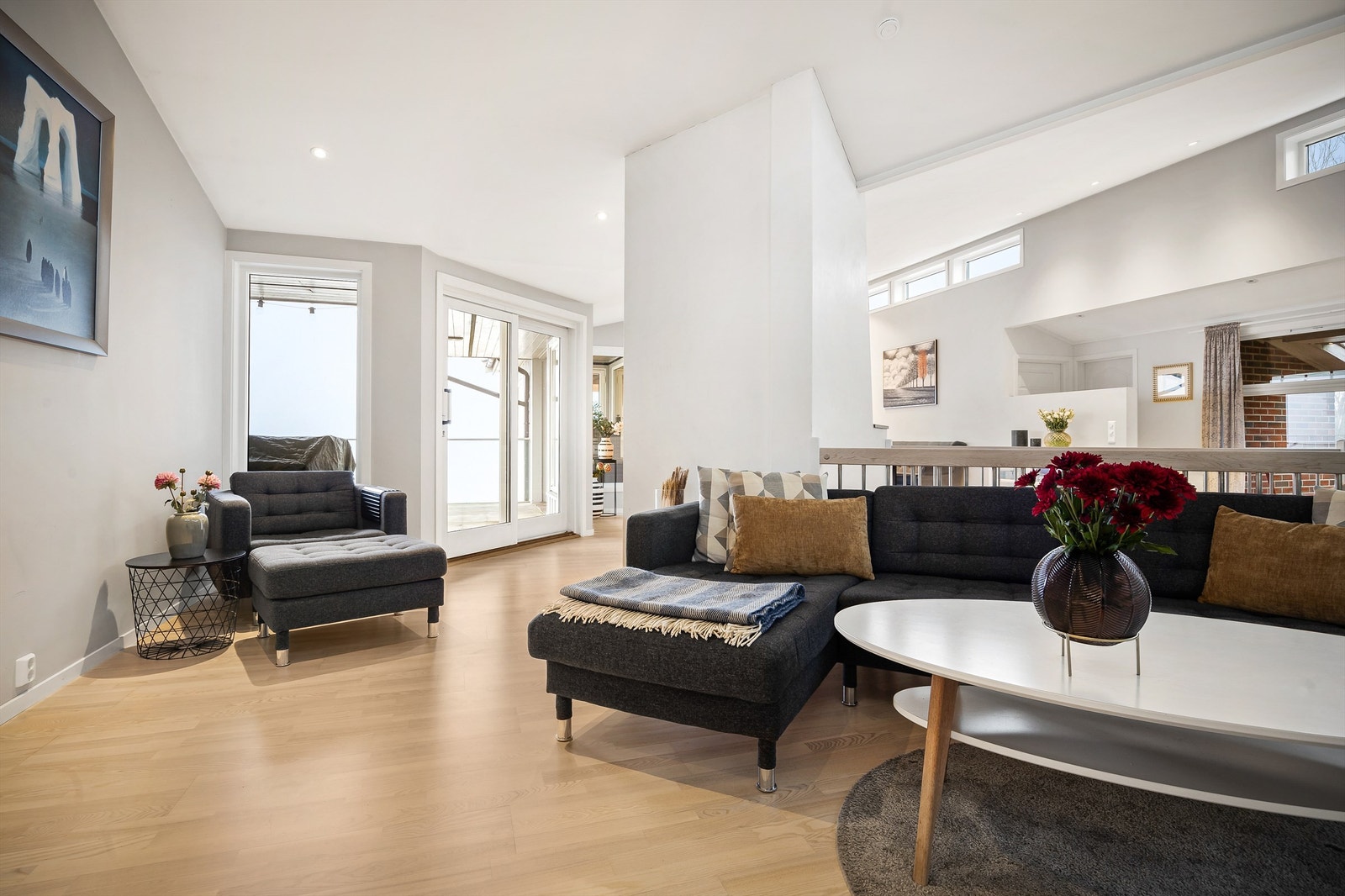 Flere store vindusflater som gir godt med lysinnslipp og flott utsikt Galleribilde