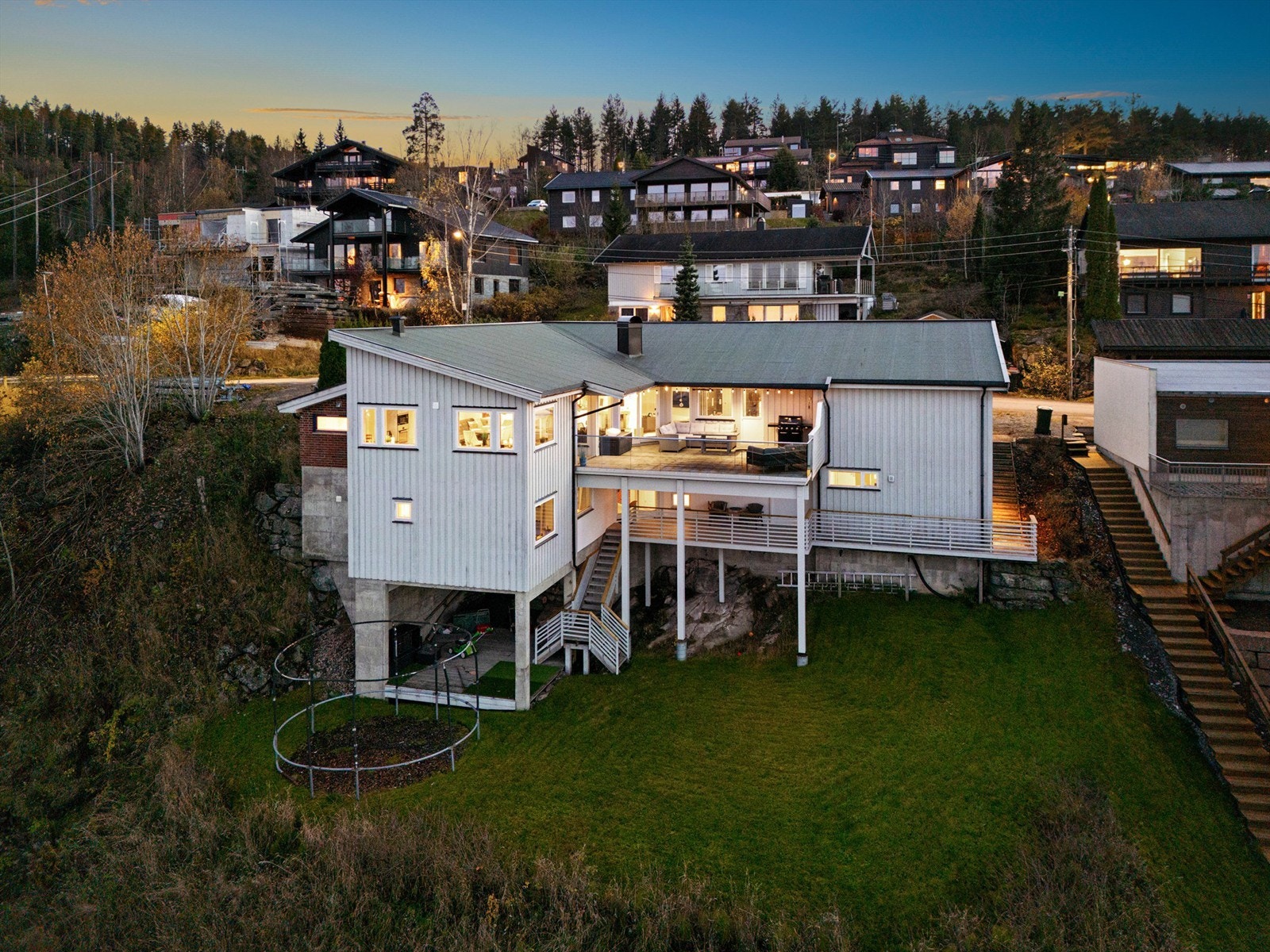 Boligen strekker seg over to etasjer og har en god intern beliggenhet i første rekke mot byen Galleribilde