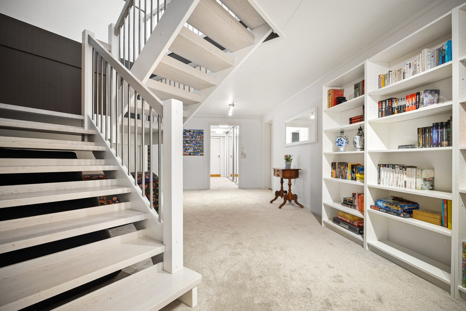 Underetasjen er innholdsrik med 2 soverom, et innredet soverom (ikke godkjent), kjellerstue, bad og boder Galleribilde