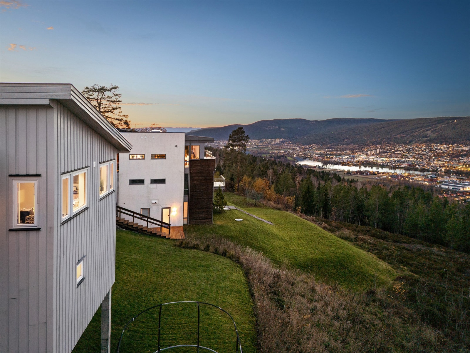 Uteplassene har sol fra ca. kl. 11.00 til 20.00 (midtsommerstid) iflg. selger Galleribilde