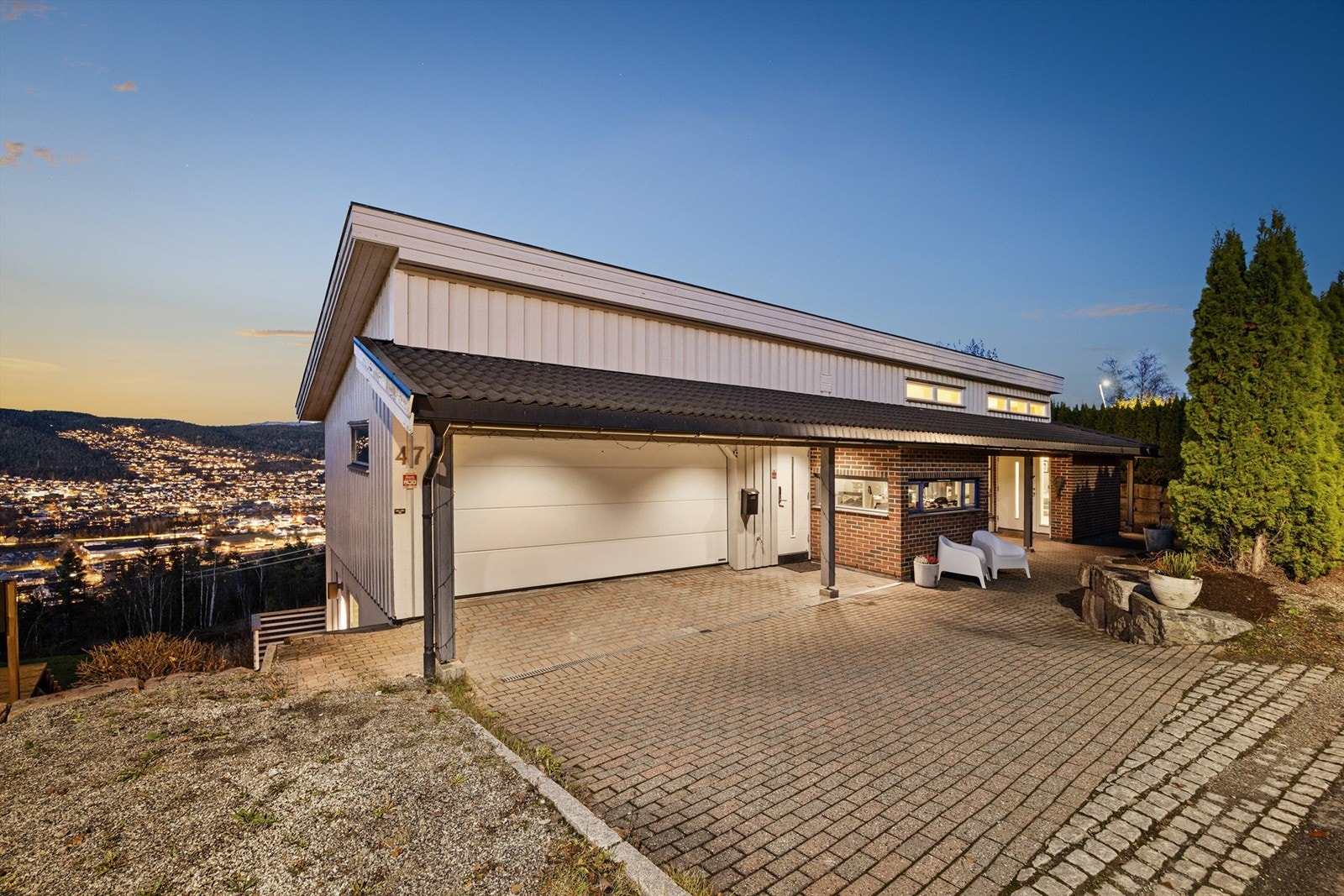 Eiendommen ligger i et veletablert og attraktivt boligområde som er svært barnevennlig Galleribilde