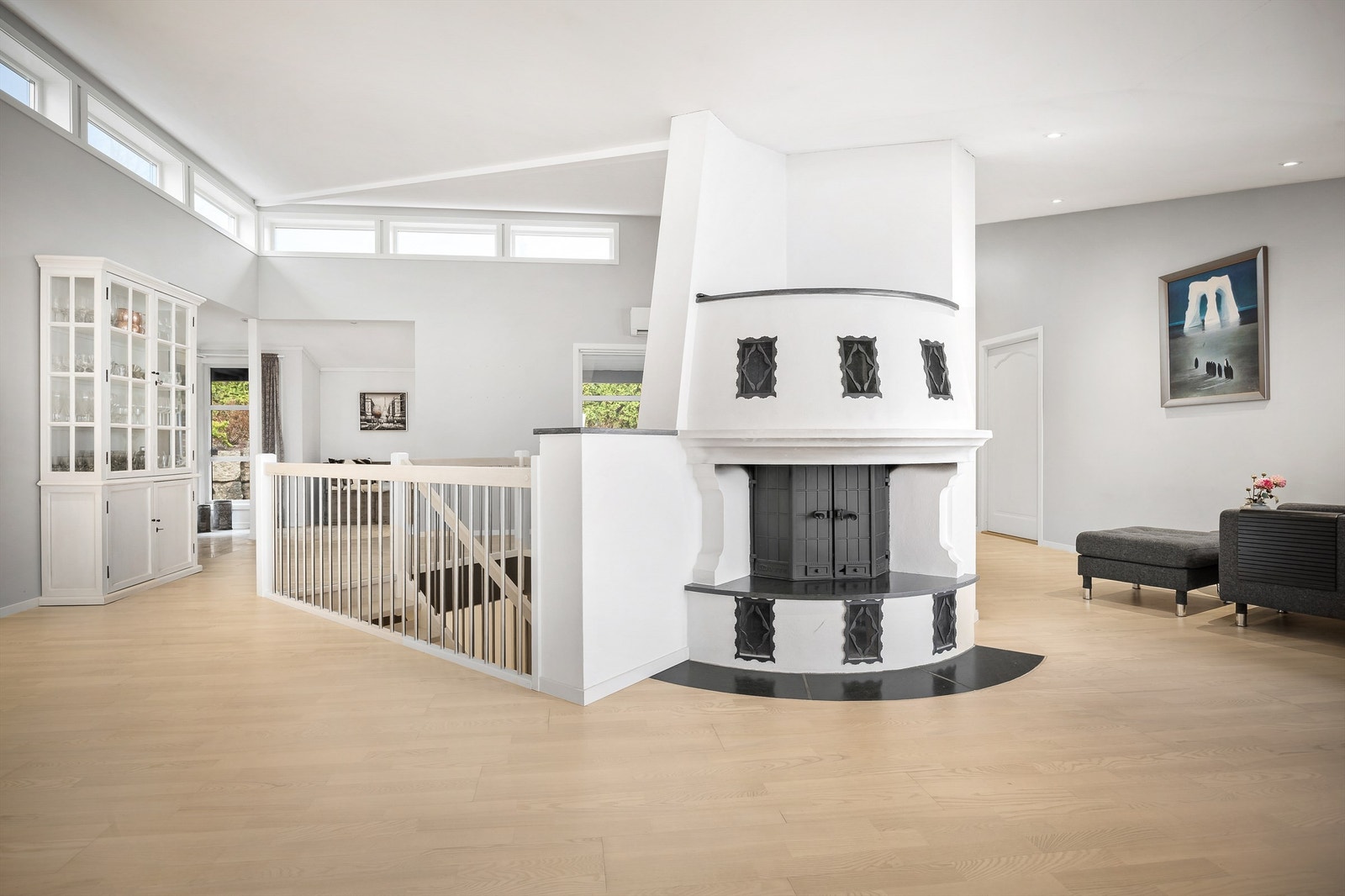 Innmurt peisinnsats - Pent plassert i midten av rommet Galleribilde