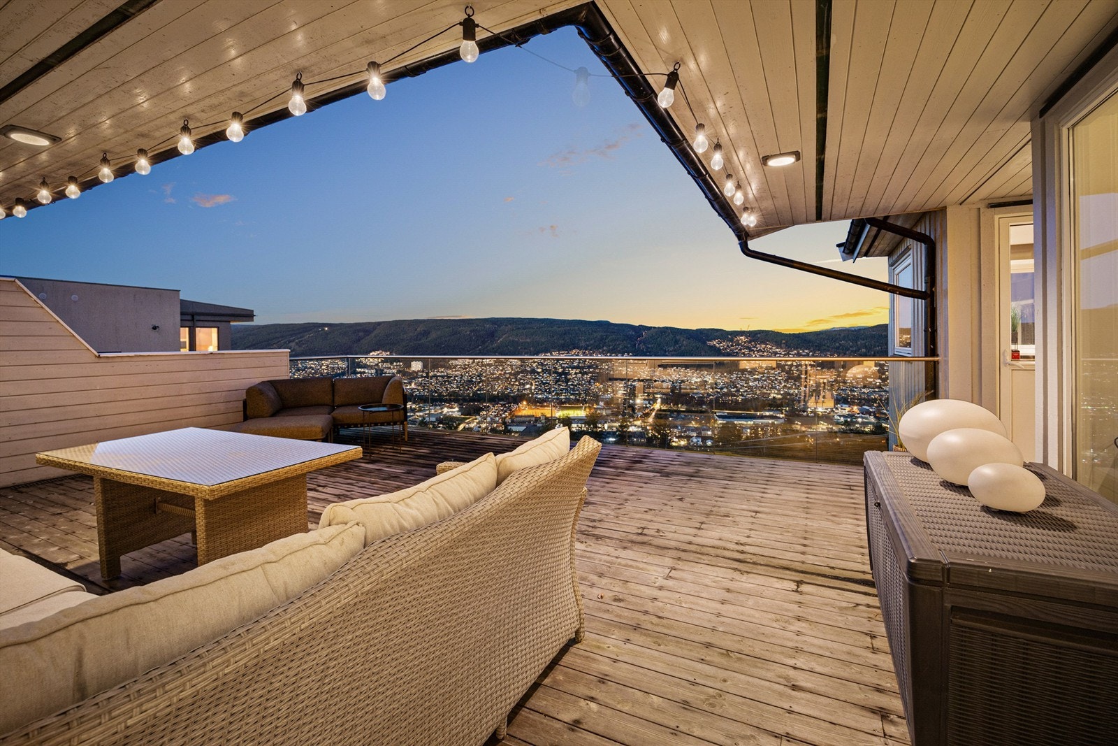 Delvis overbygget nordvendt balkong på ca. 40 kvm fra soverom, stue og kjøkken i 1. etasje - Del av balkongen er utvidet (ikke byggemeldt) Galleribilde