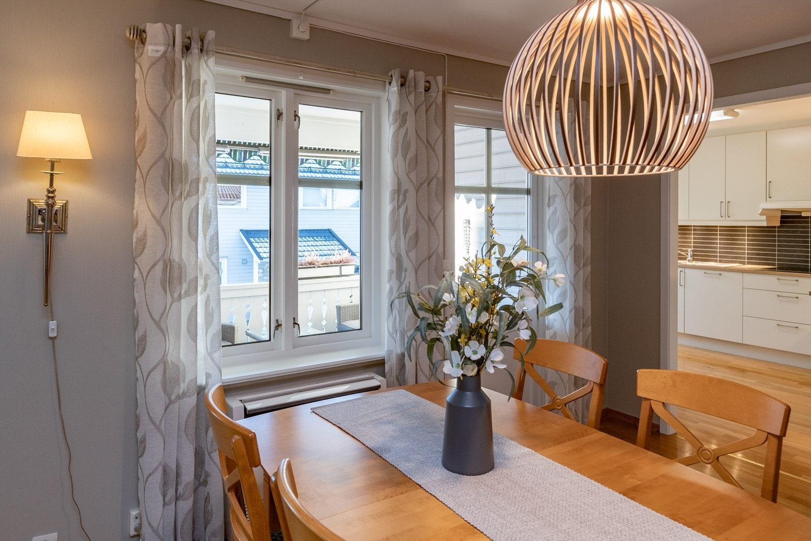 Hyggelig plass til spisestue ved vindu Galleribilde
