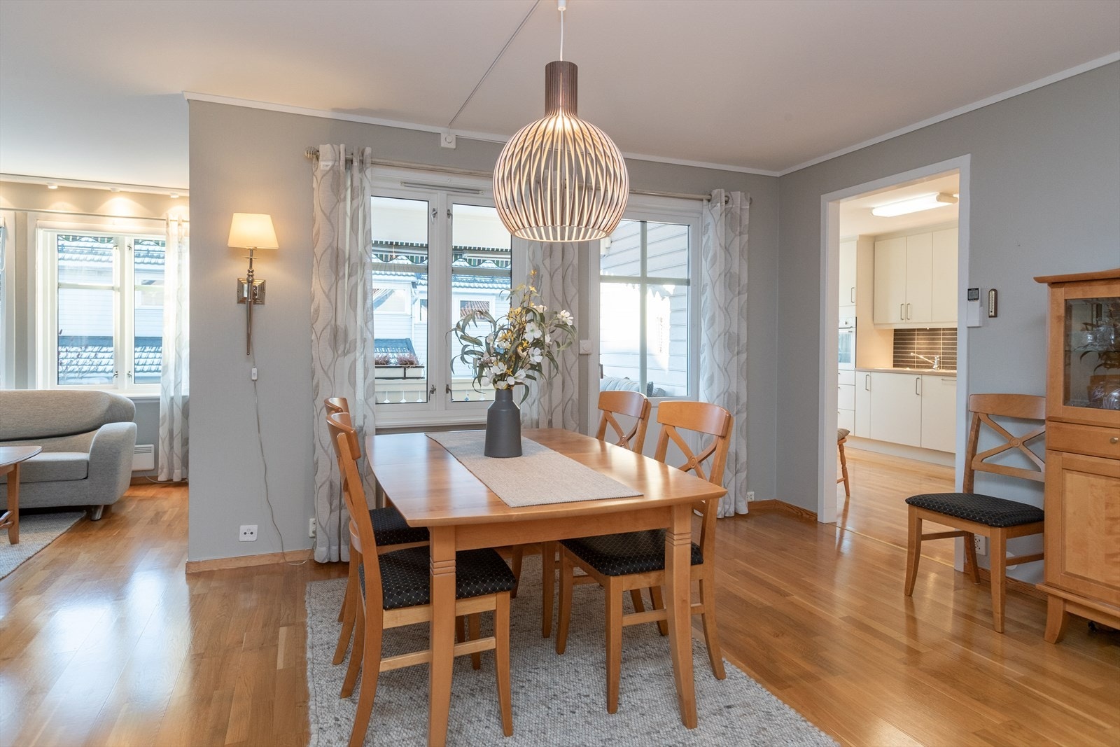 God plass i stue til spisebord Galleribilde