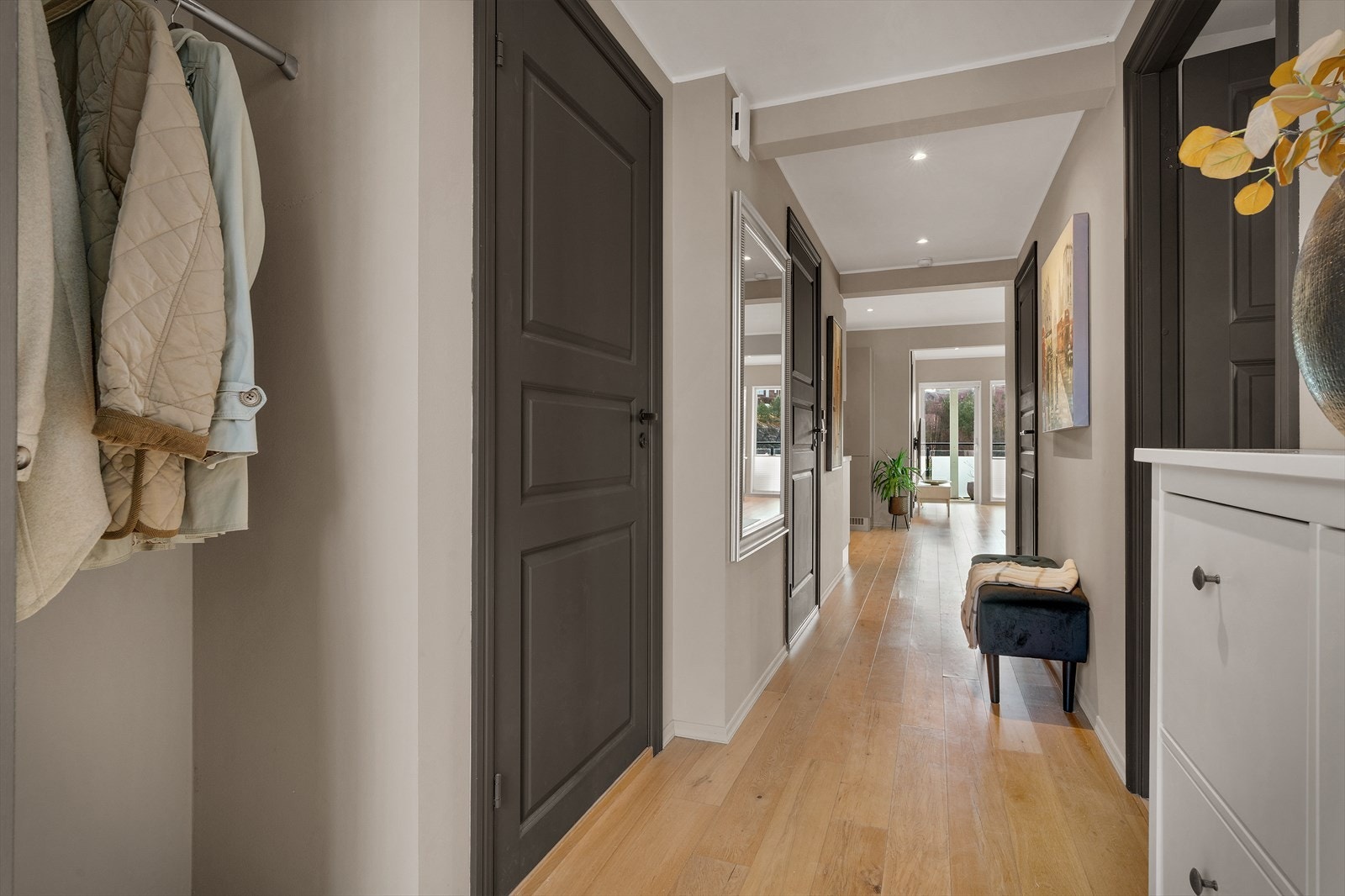 - Lys og åpen entré med god plass til å henge fra seg - Galleribilde