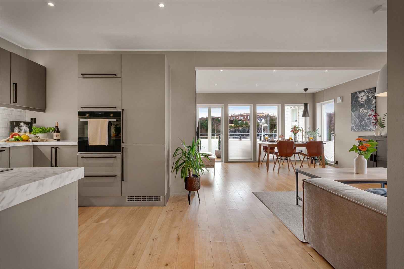 - Nordvik Bolig v/ Vang Thi Dang og Karoline Fredheim Nilssen har gleden av å presentere Skranevegen 91. Foto: Inge Jørpeland - Galleribilde