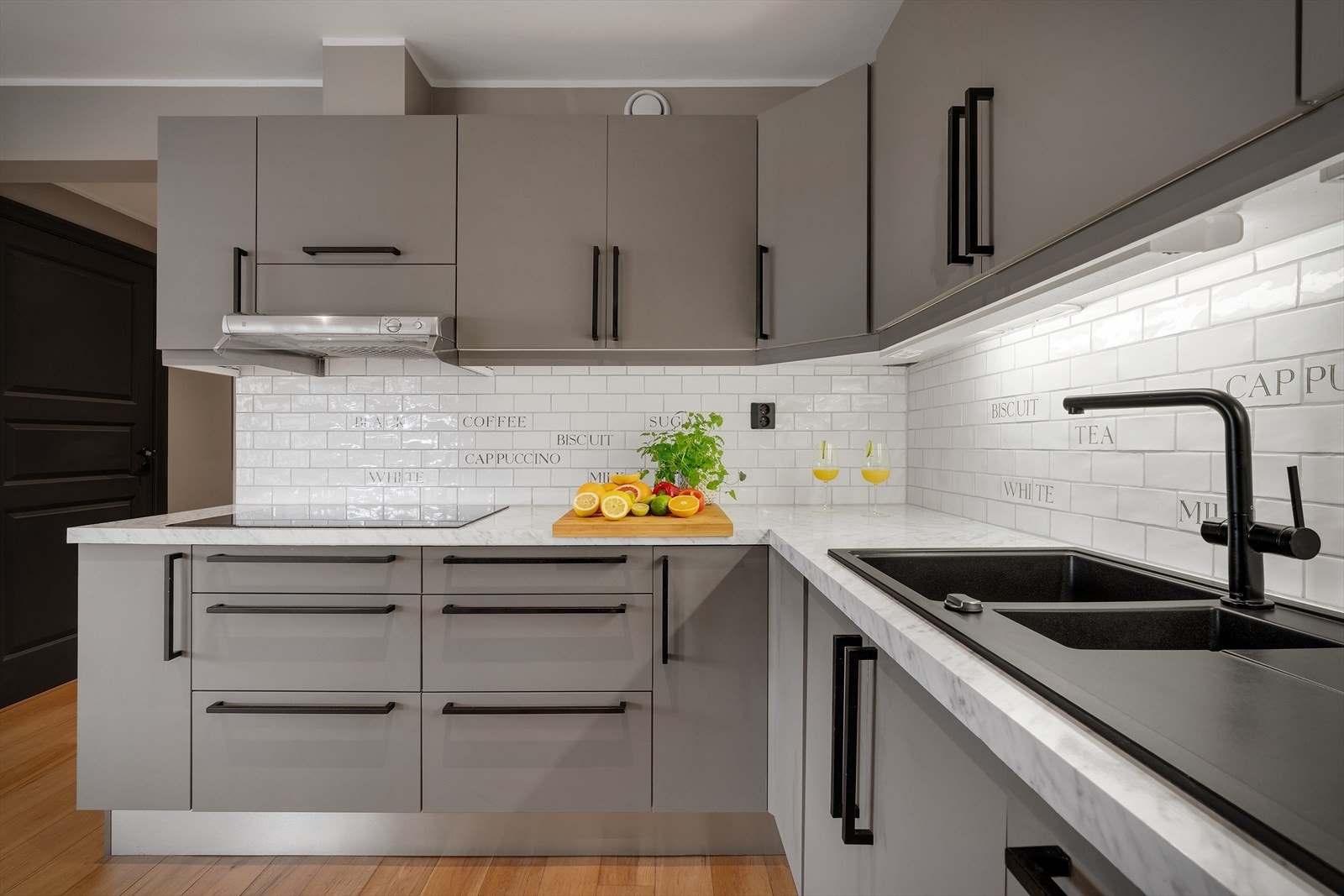 - Kjøkkenet fikk ny vask og blandebatteri, samt belysning under og over overskap i 2023 - Galleribilde