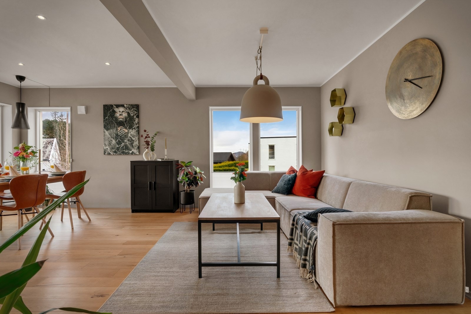 - Gjennomgående lik 1-stavs eikeparkett på gulv sørger for et nydelig helhetsinntrykk og en rød tråd gjennom hele boligen - Galleribilde