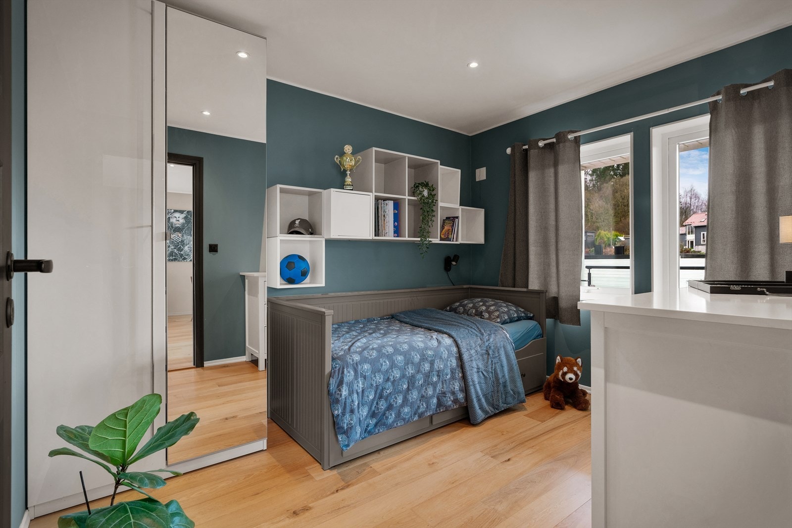 - Det ble i 2012 satt opp en lettvegg i stuen for å lage soverom 3- Galleribilde