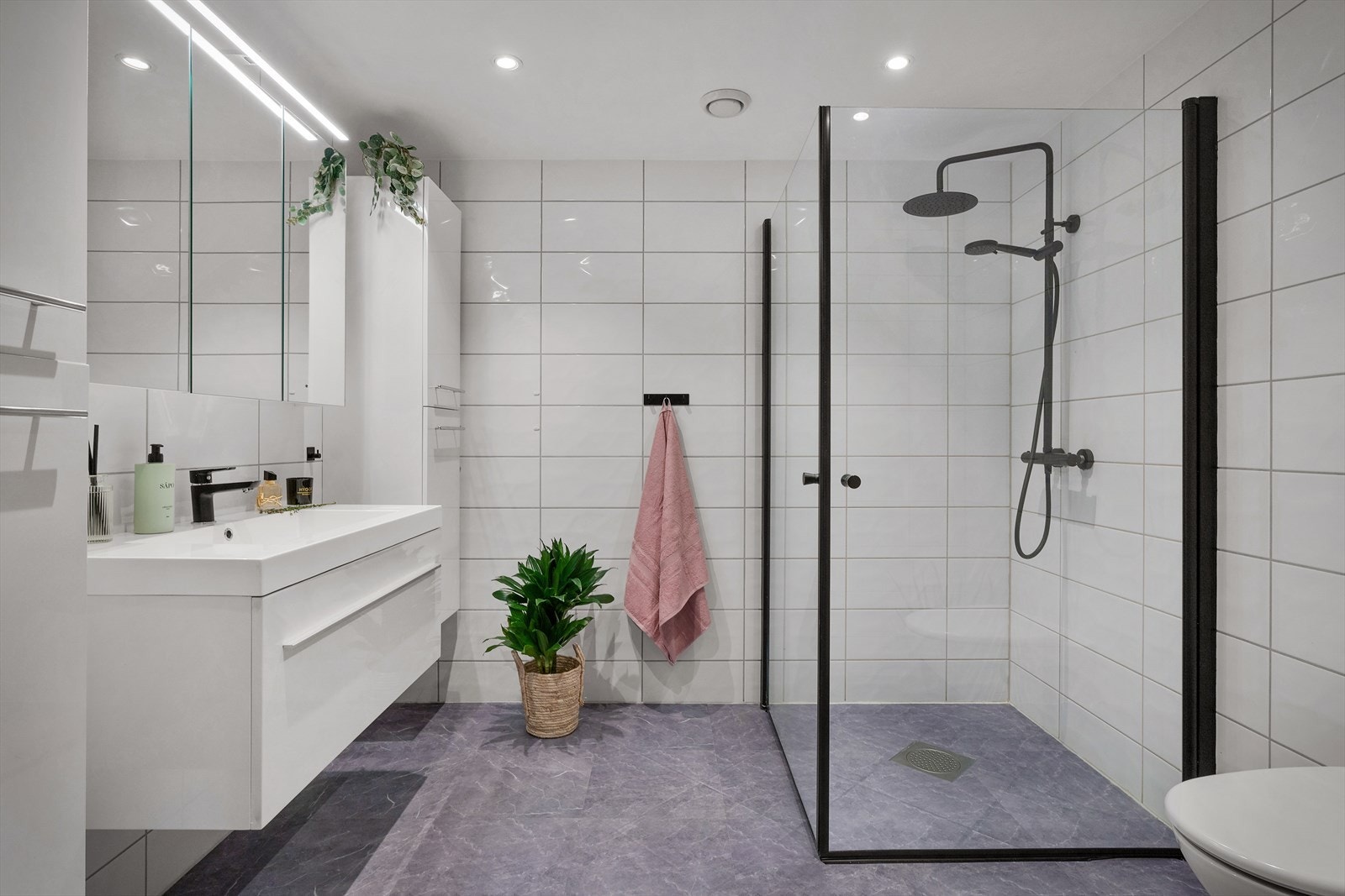 - Nye dusjdører i glass og nytt dusjarmatur i 2022 - Galleribilde