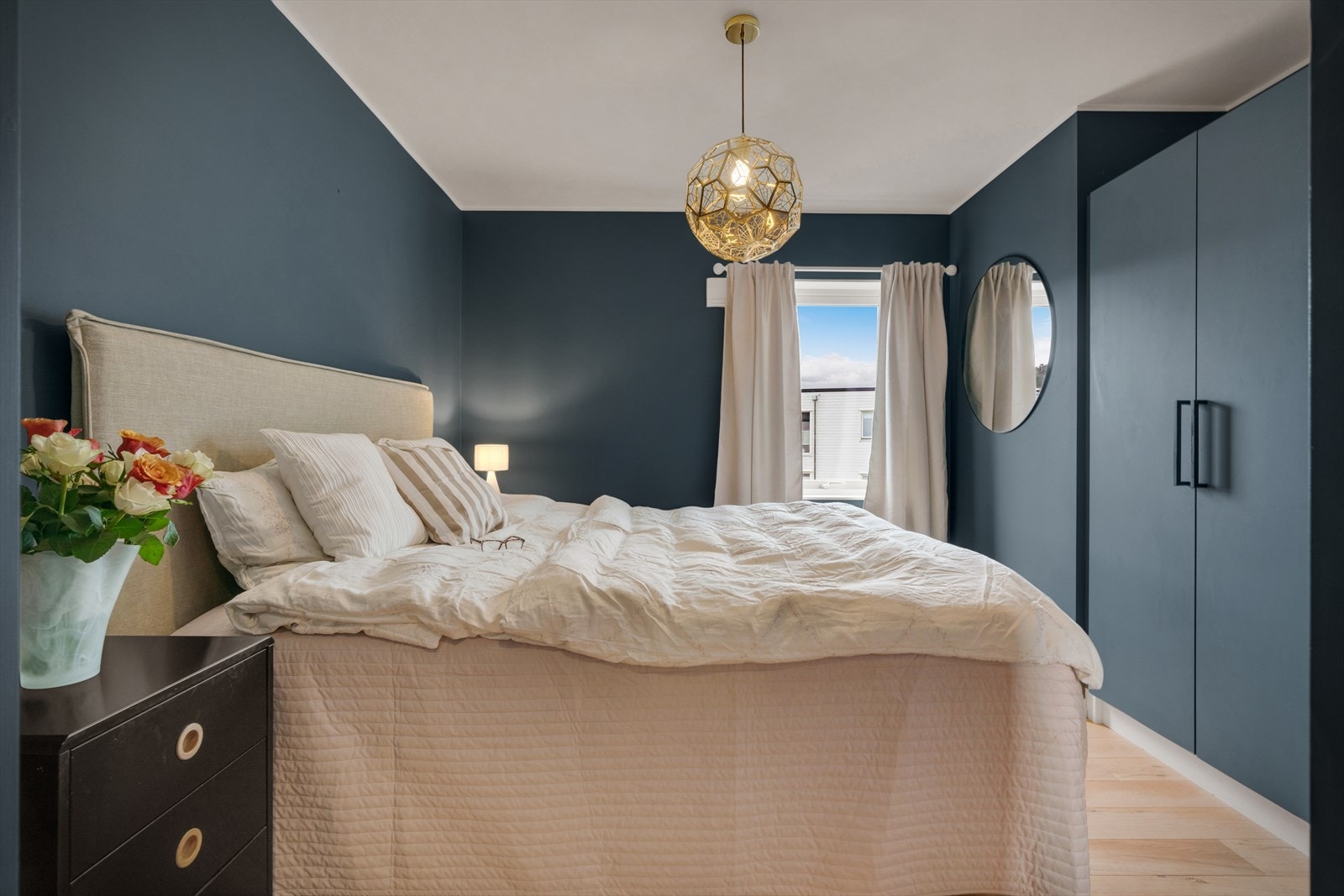 - Hovedsoverommet er på 11 m² og har god plass til en stor dobbelseng, med tilhørende møblement - Galleribilde