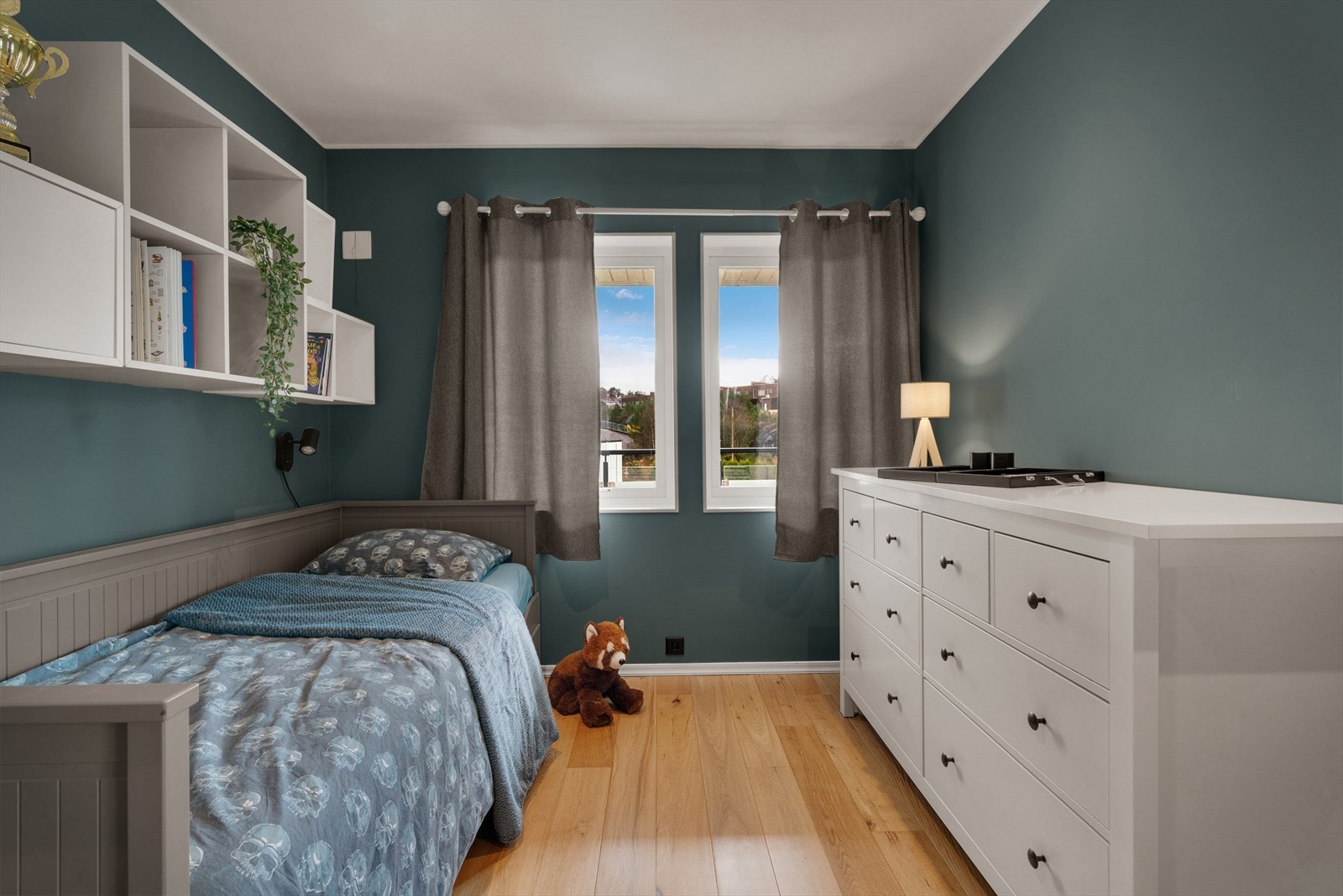 - Soverommet er på 9 m², så her har man plass til det man skulle trenge på et soverom - Galleribilde