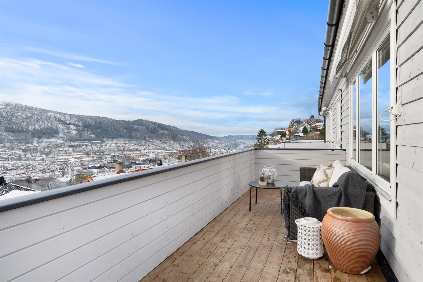 Fantastisk utsikt og rikelig med sol fra 25 kvm usjenert veranda. Galleribilde