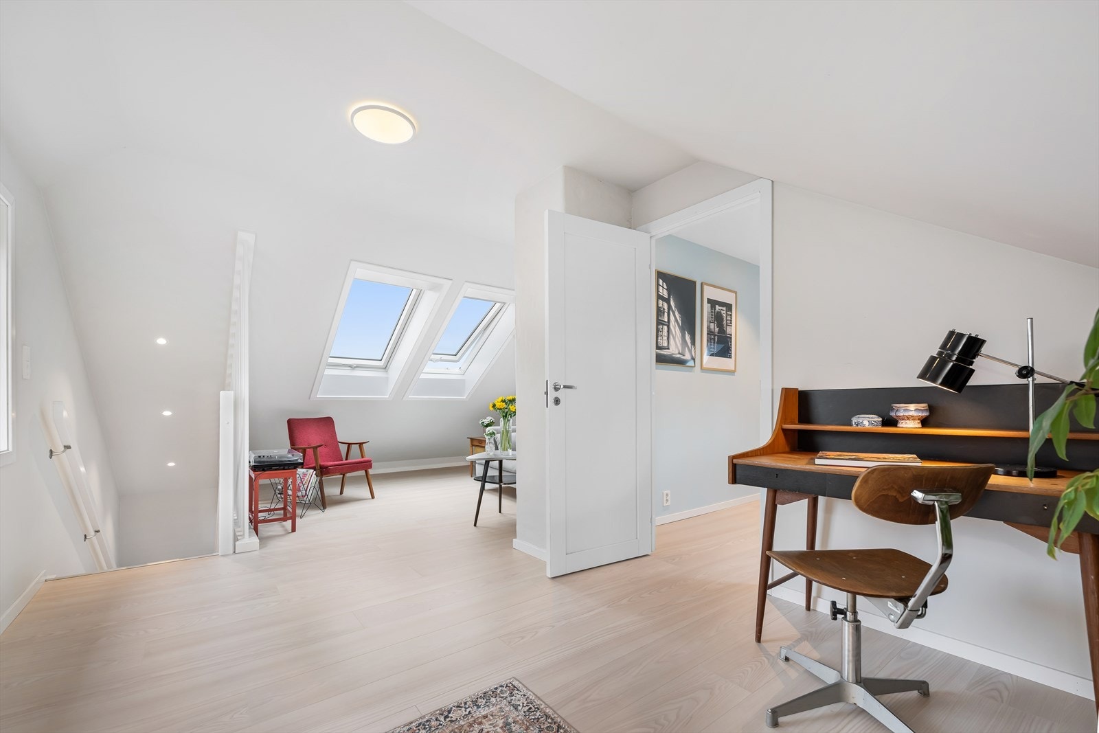 Loftstue og kontorplass. Galleribilde