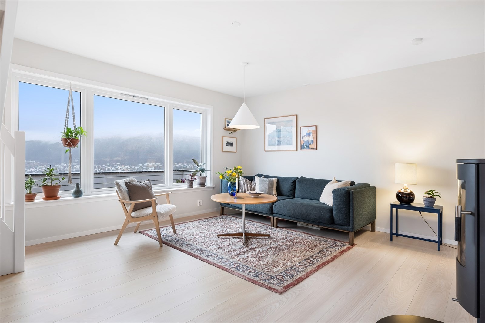 Leiligheten går over to plan og har fantastiske sol og utsiktsforhold. Galleribilde