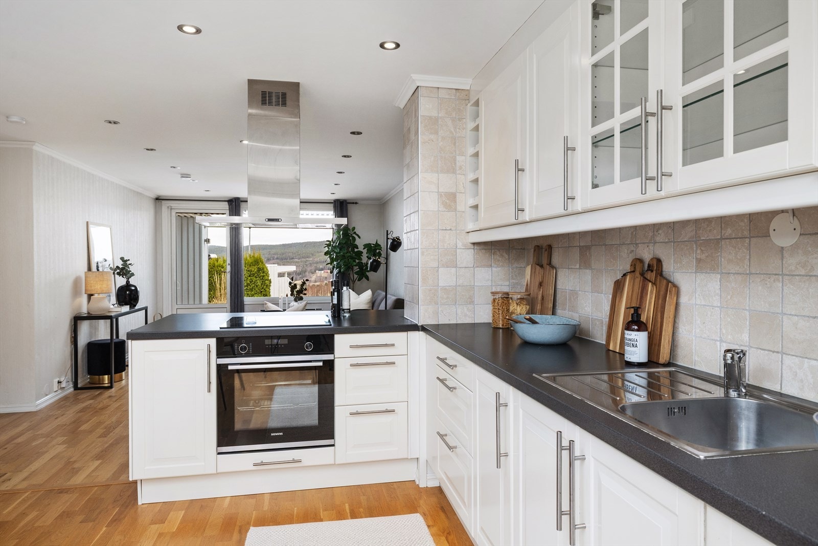 Kjøkkenet er utstyrt med integrert stekeovn, platetopp, kombiskap og oppvaskmaskin. Galleribilde