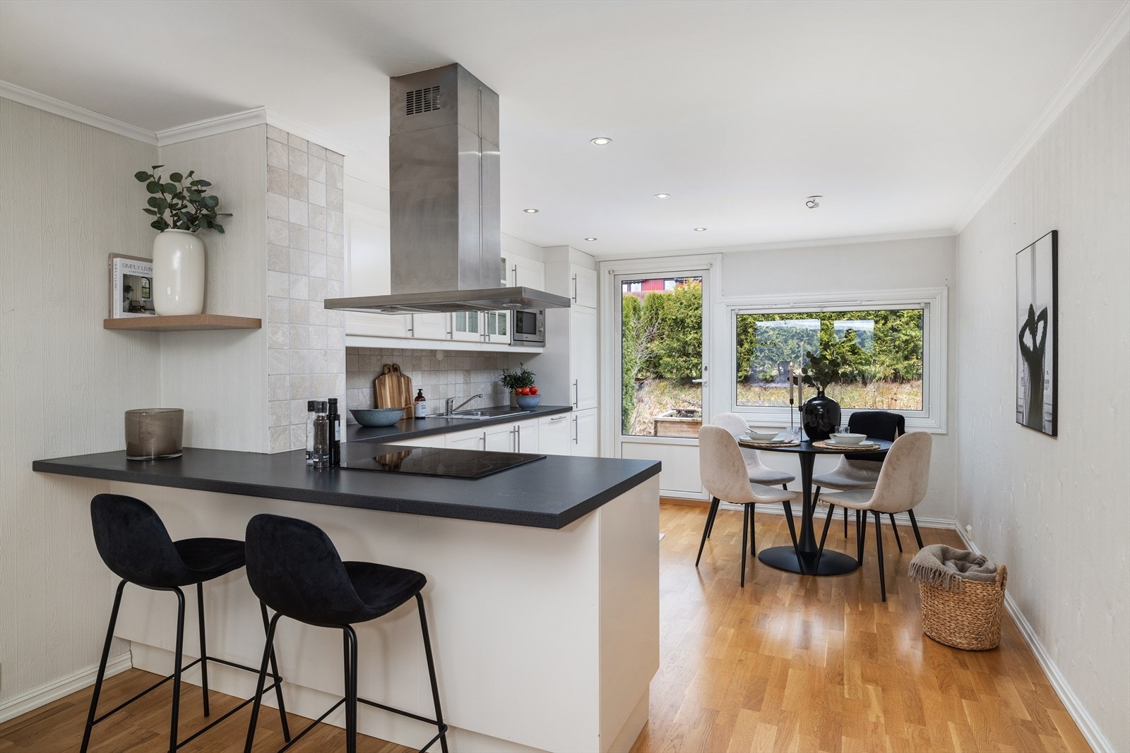 Den åpne stue- og kjøkkenløsningen skaper en sosial og luftig atmosfære. Kjøkkenøya fungerer som et naturlig samlingspunkt. Galleribilde