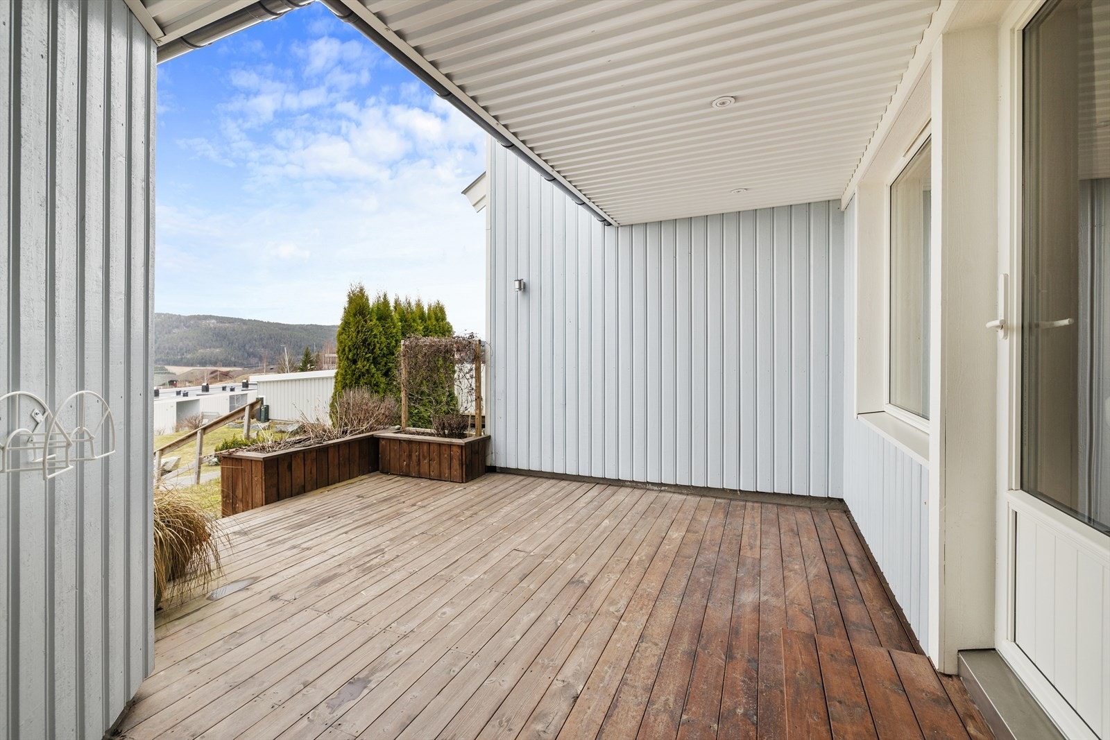 Dette er en fin, usjenert uteplass med god plass til en sittegruppe. Galleribilde