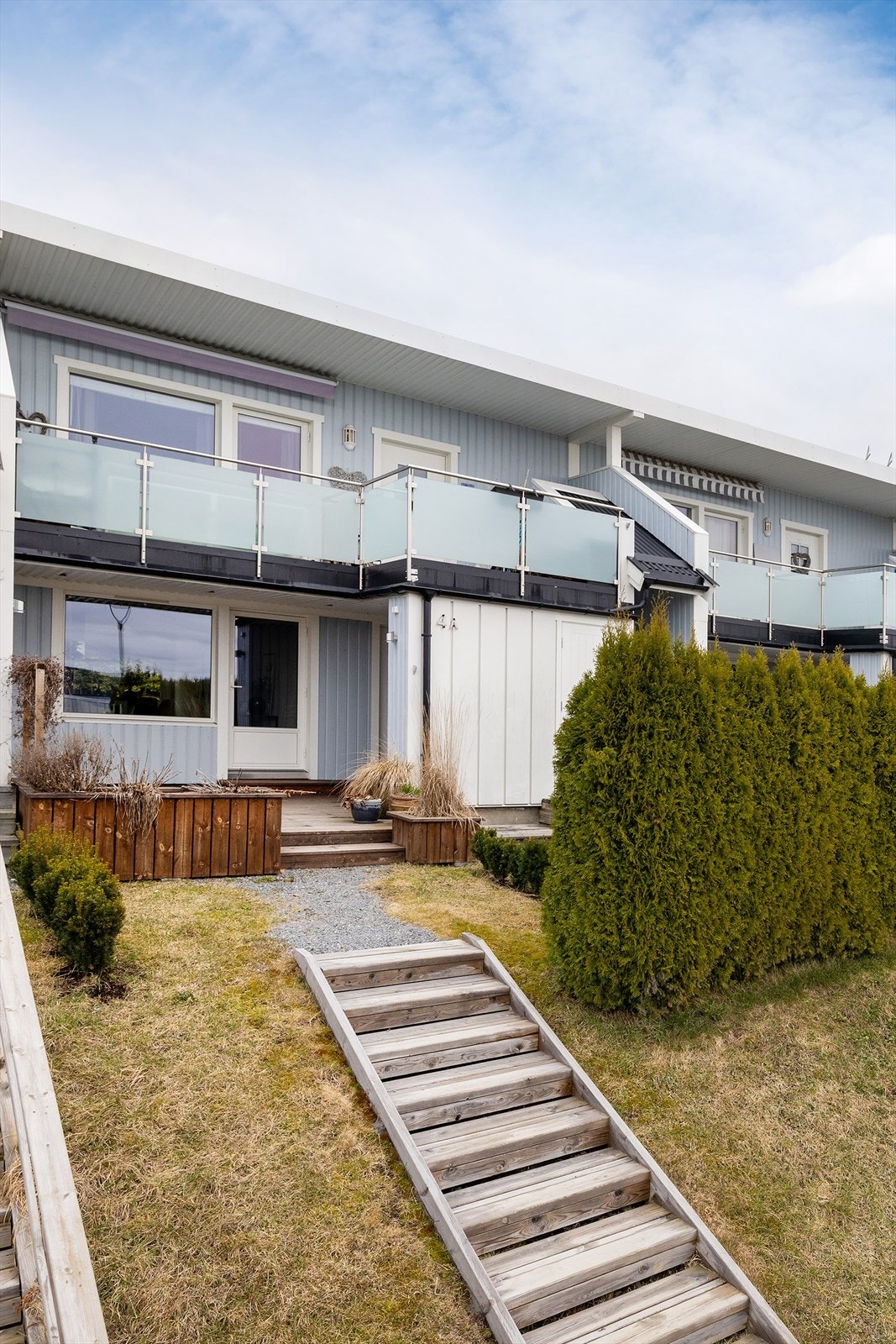 Leiligheten ligger i første etasje i et veletablert og rolig rekkehusområde. Galleribilde