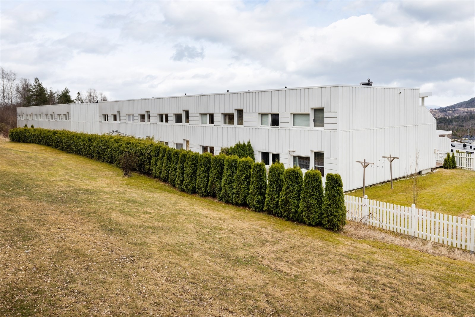 Området er rolig med lite gjennomgangstrafikk, og for pendlere er det enkel adkomst til omkjøringsveien. Galleribilde