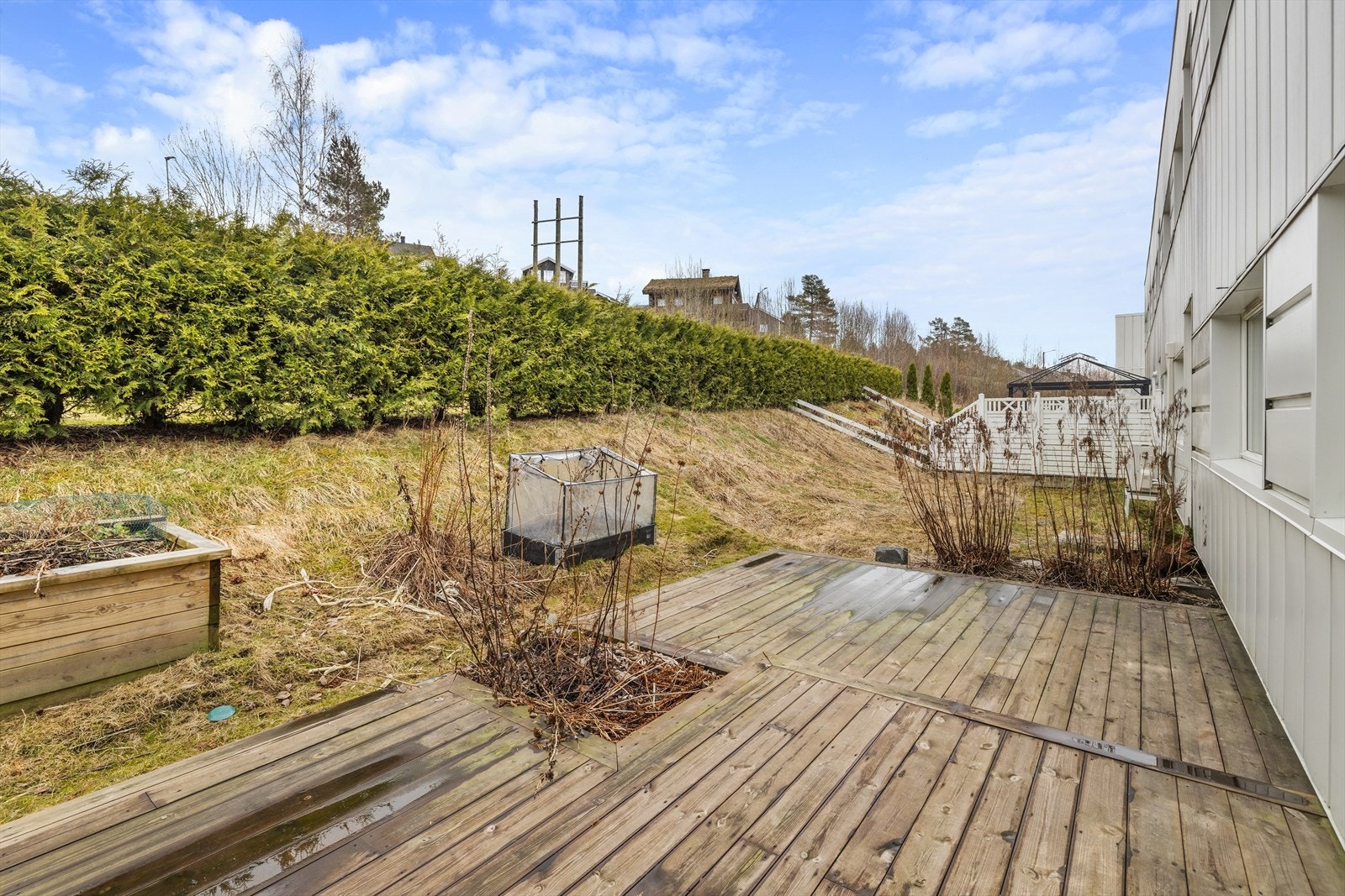 Uteplassen på baksiden gir en fin mulighet for en kjøkkenhage eller en ekstra sitteplass. Galleribilde