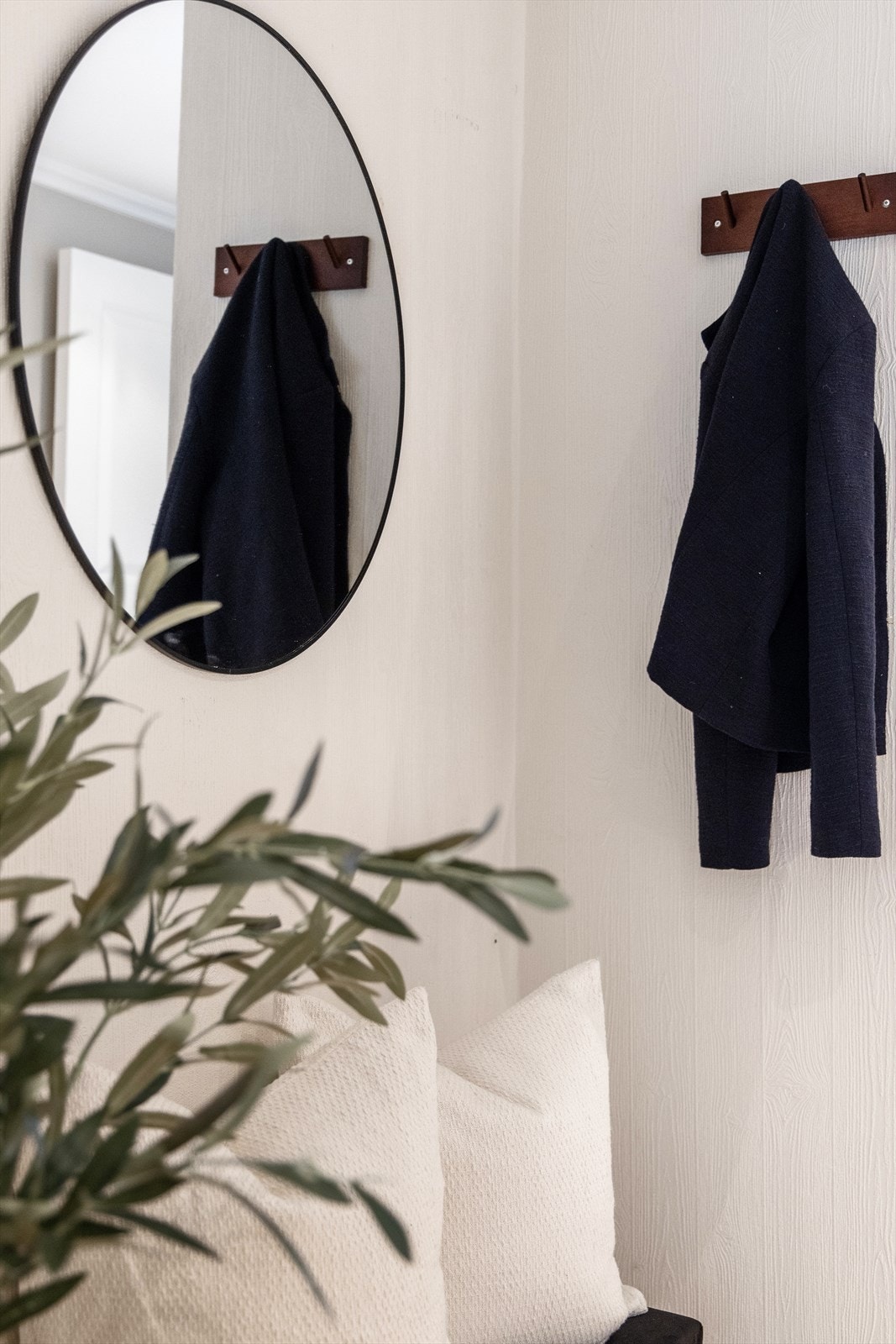 Gjennomgående materialvalg og lyse overflater gir et helhetlig inntrykk. Galleribilde
