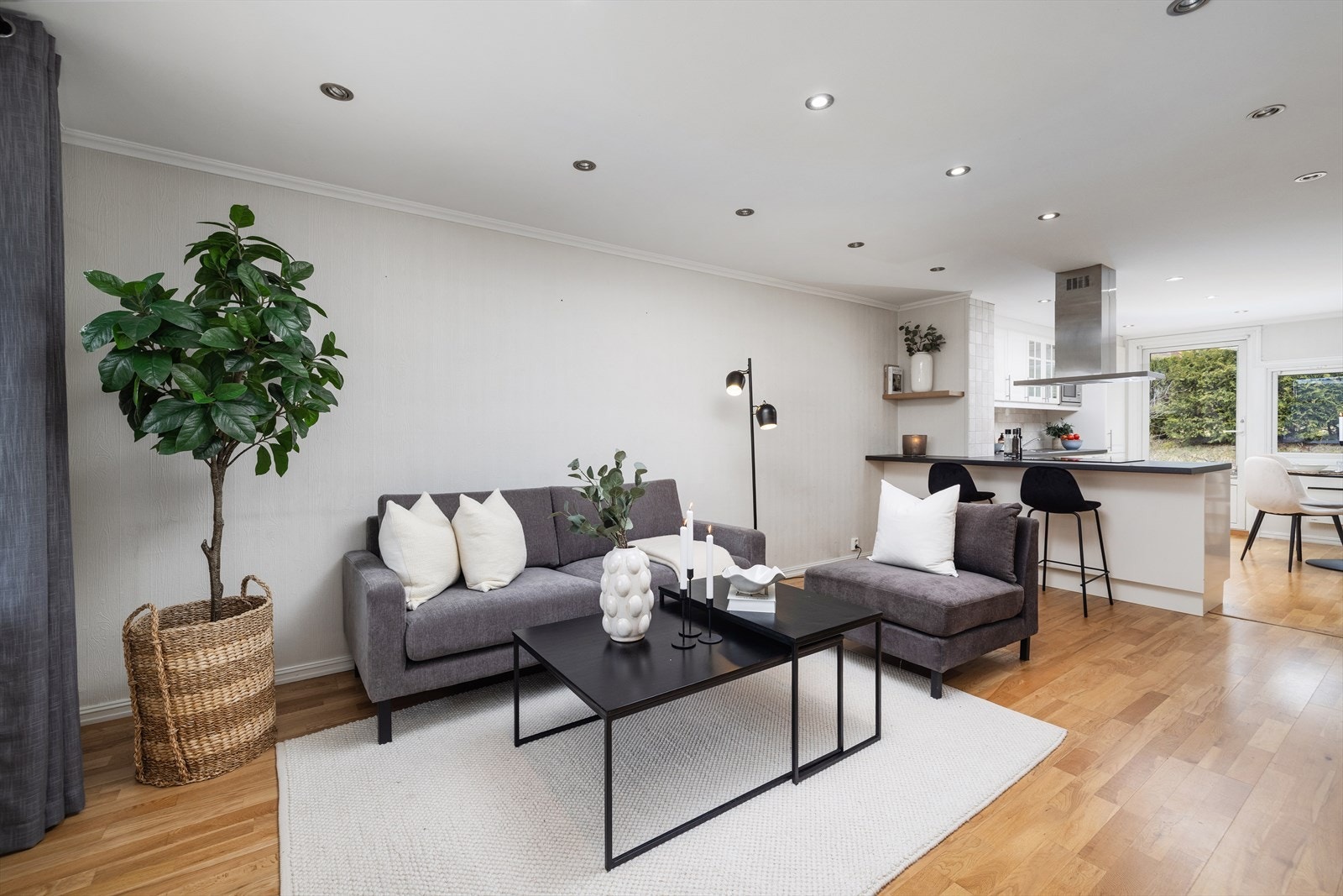 Stuen er lett å møblere og har plass til både sofagruppe og spisebord. Galleribilde
