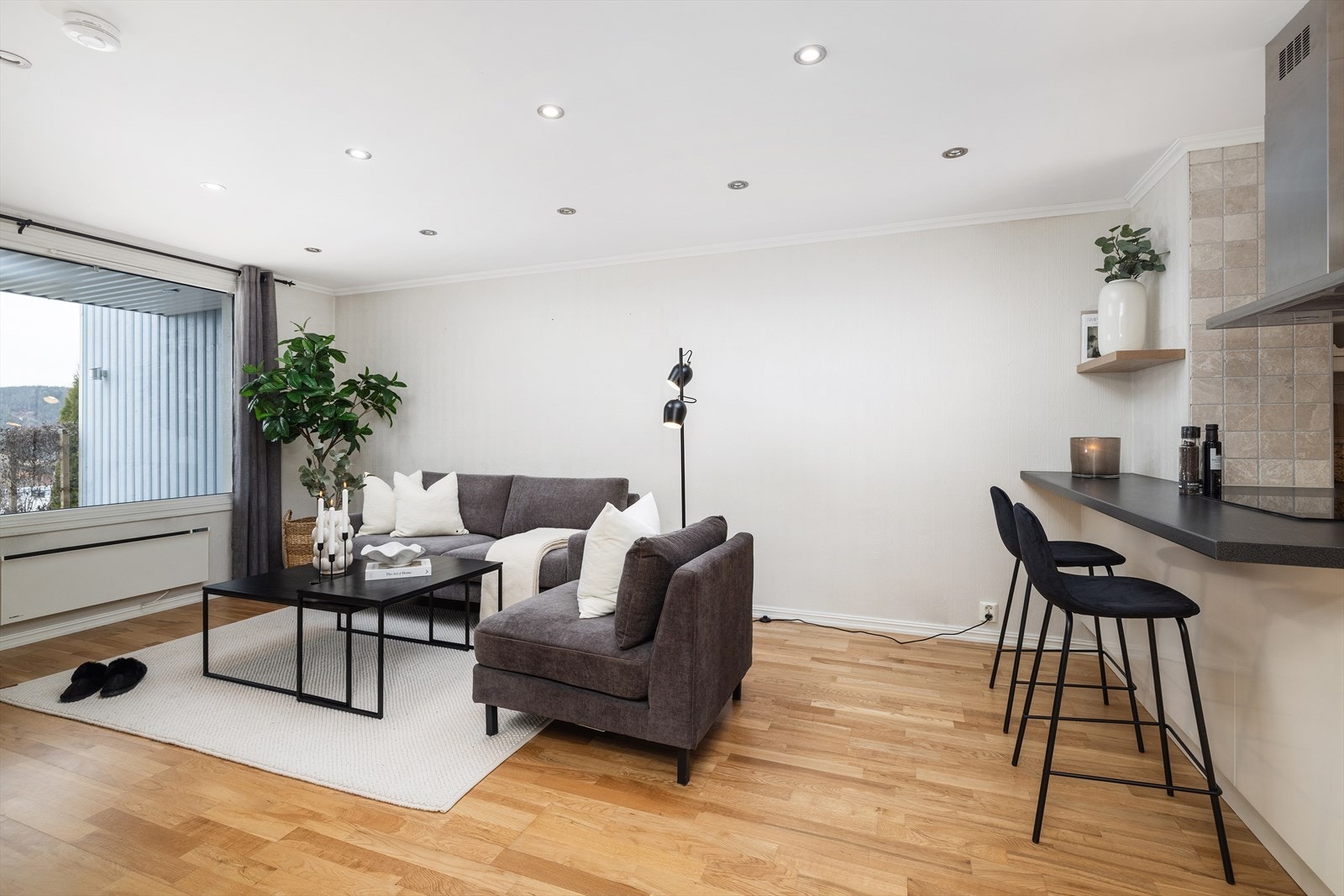 Kjøkkenøya med barløsning skiller kjøkkenet fra stuen på en elegant måte. Galleribilde